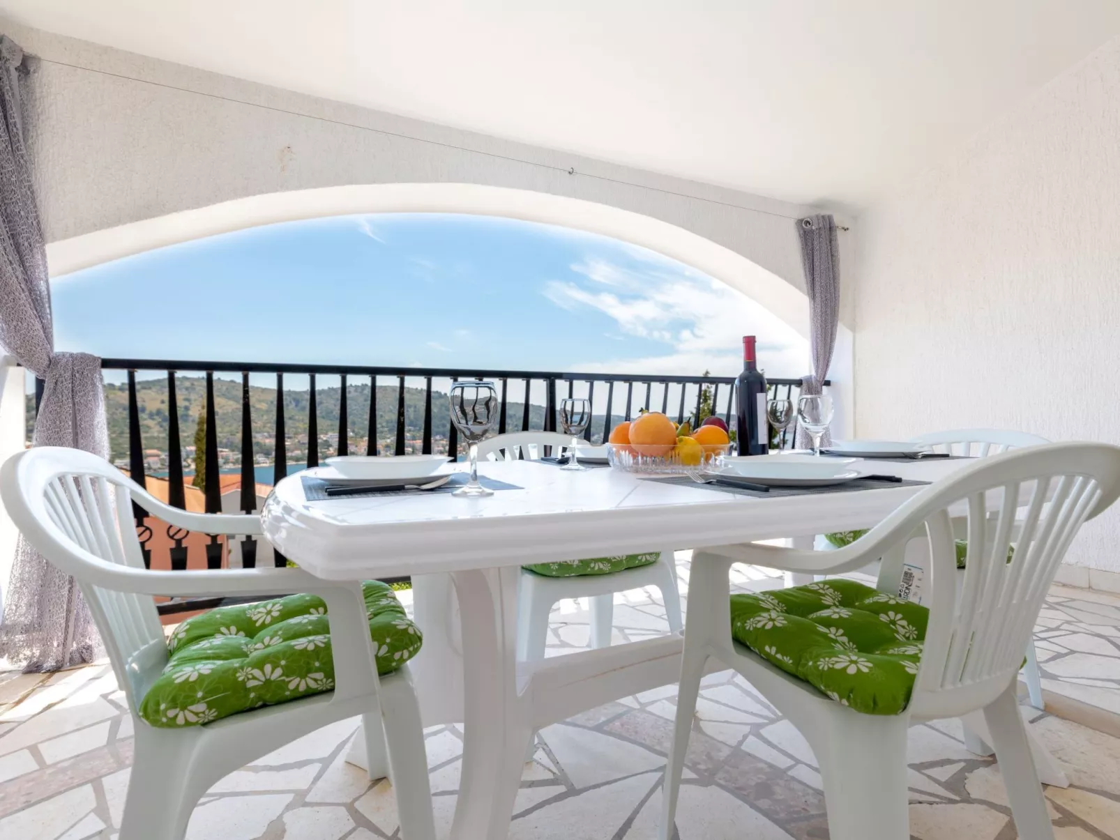 "Maya Z" mit Blick auf das Wasser - Buiten