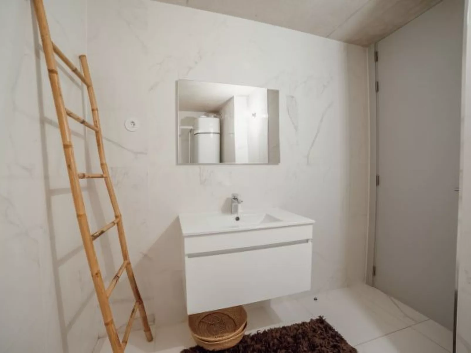 AMAZING DESIGN GARDEN with POOL by VACATIONY - Binnen