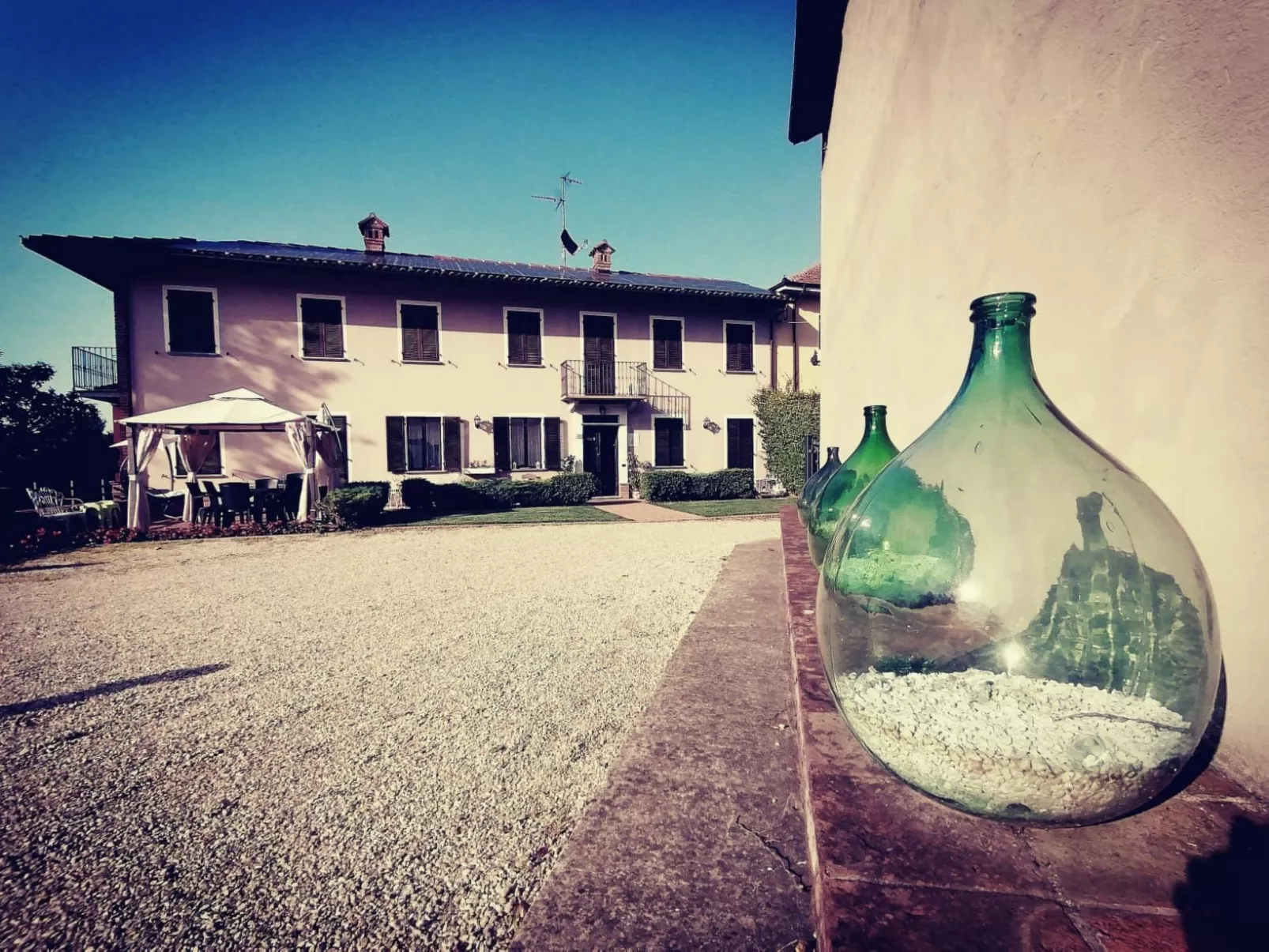 In Azzano D'asti mit Kleiner Terrasse - Image-tags.info