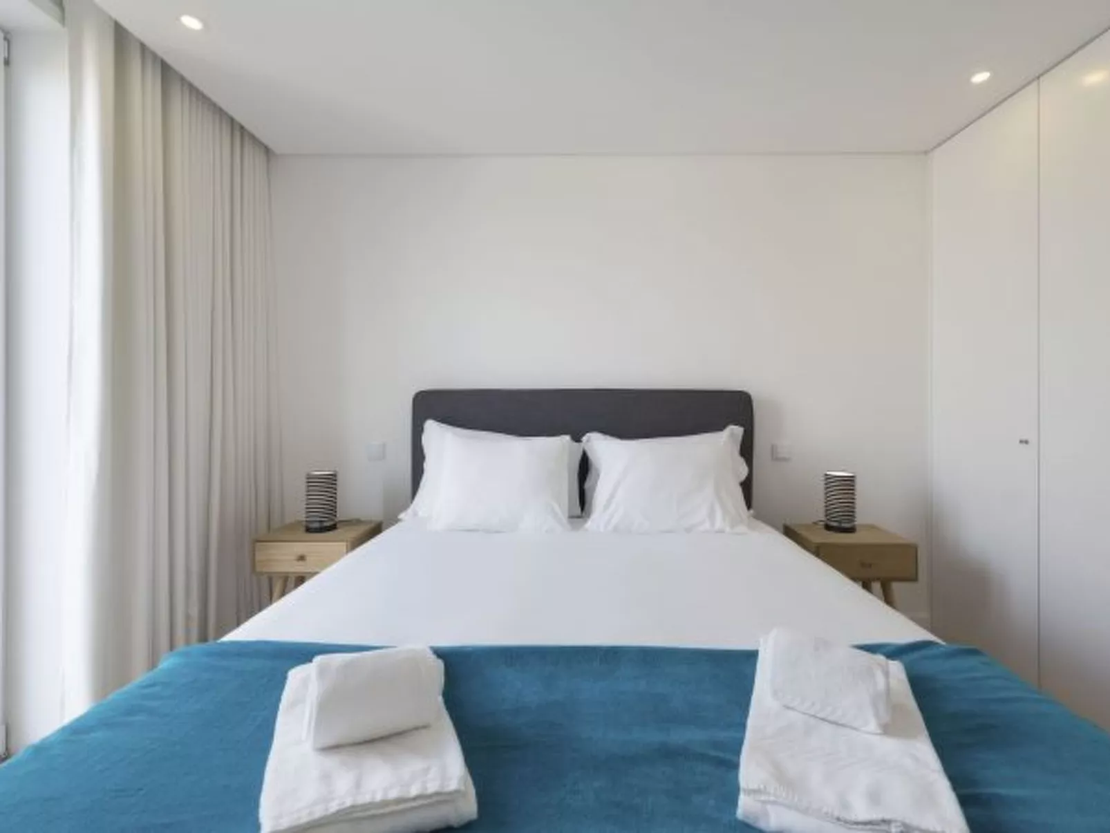 DOWNTOWN BRIGHT & BALCONY APARTMENT by VACATIONY - Binnen