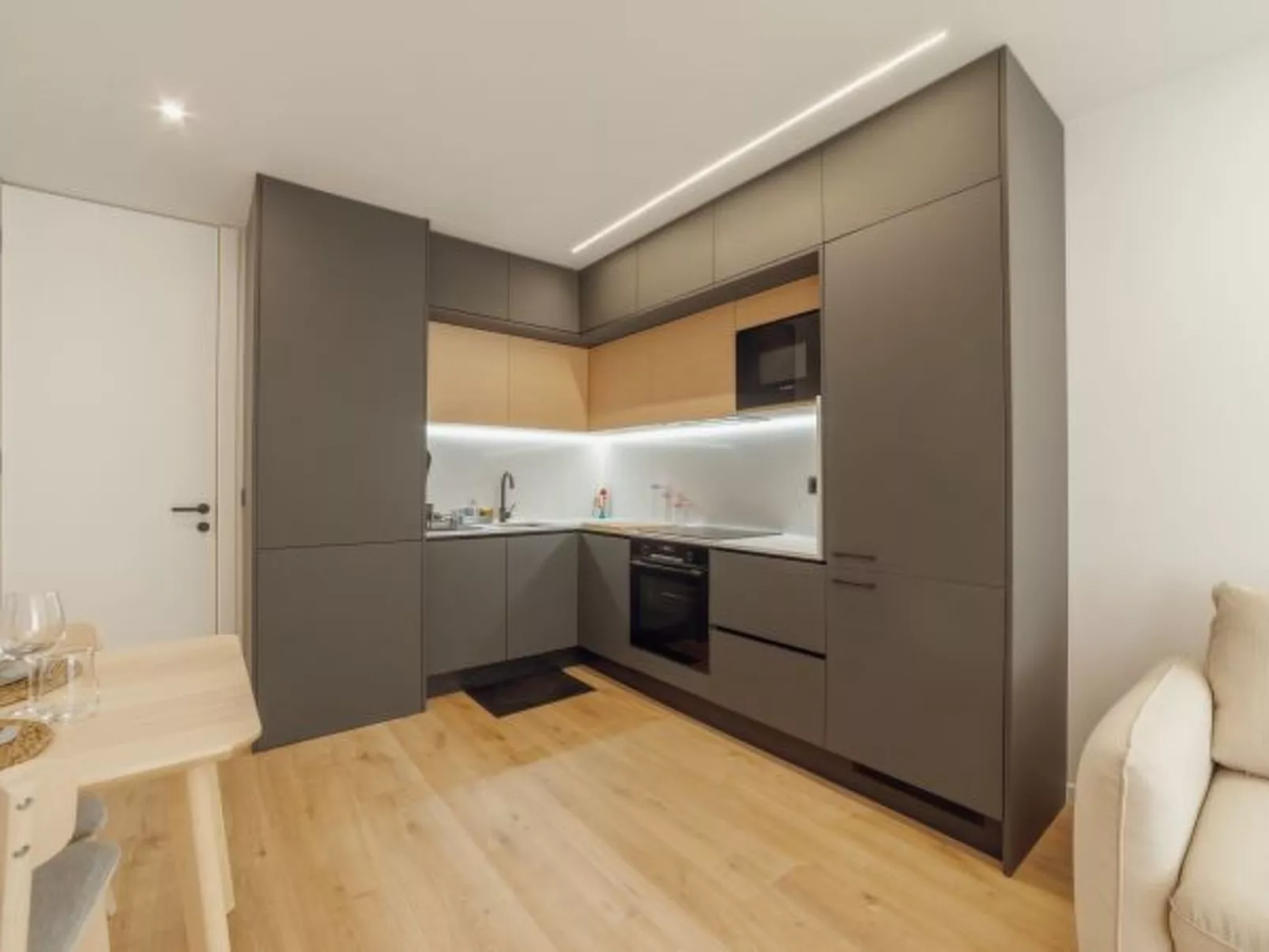 DOWNTOWN PREMIUM with BALCONY by VACATIONY - Binnen