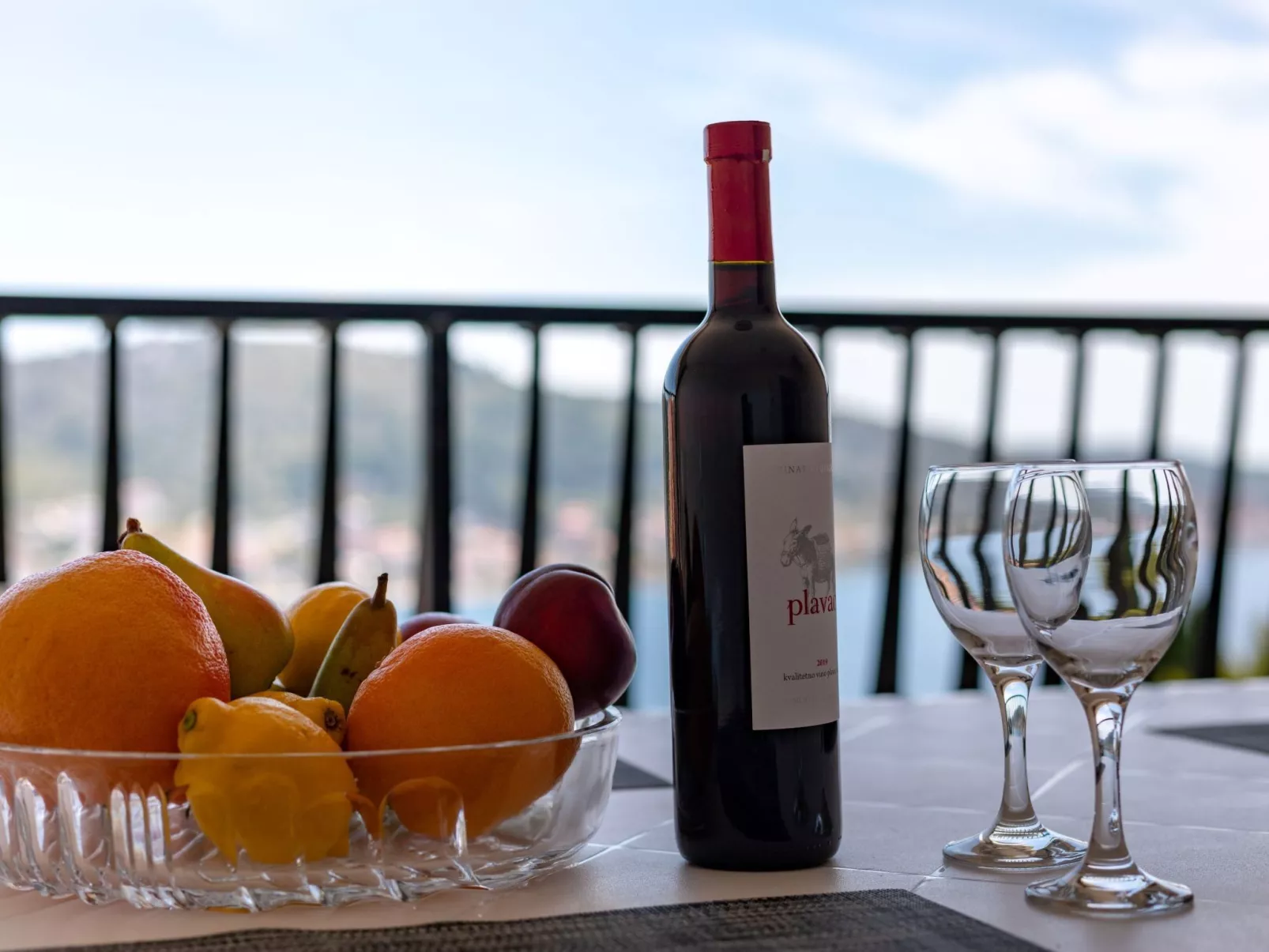 "Maya Z" mit Blick auf das Wasser - Buiten