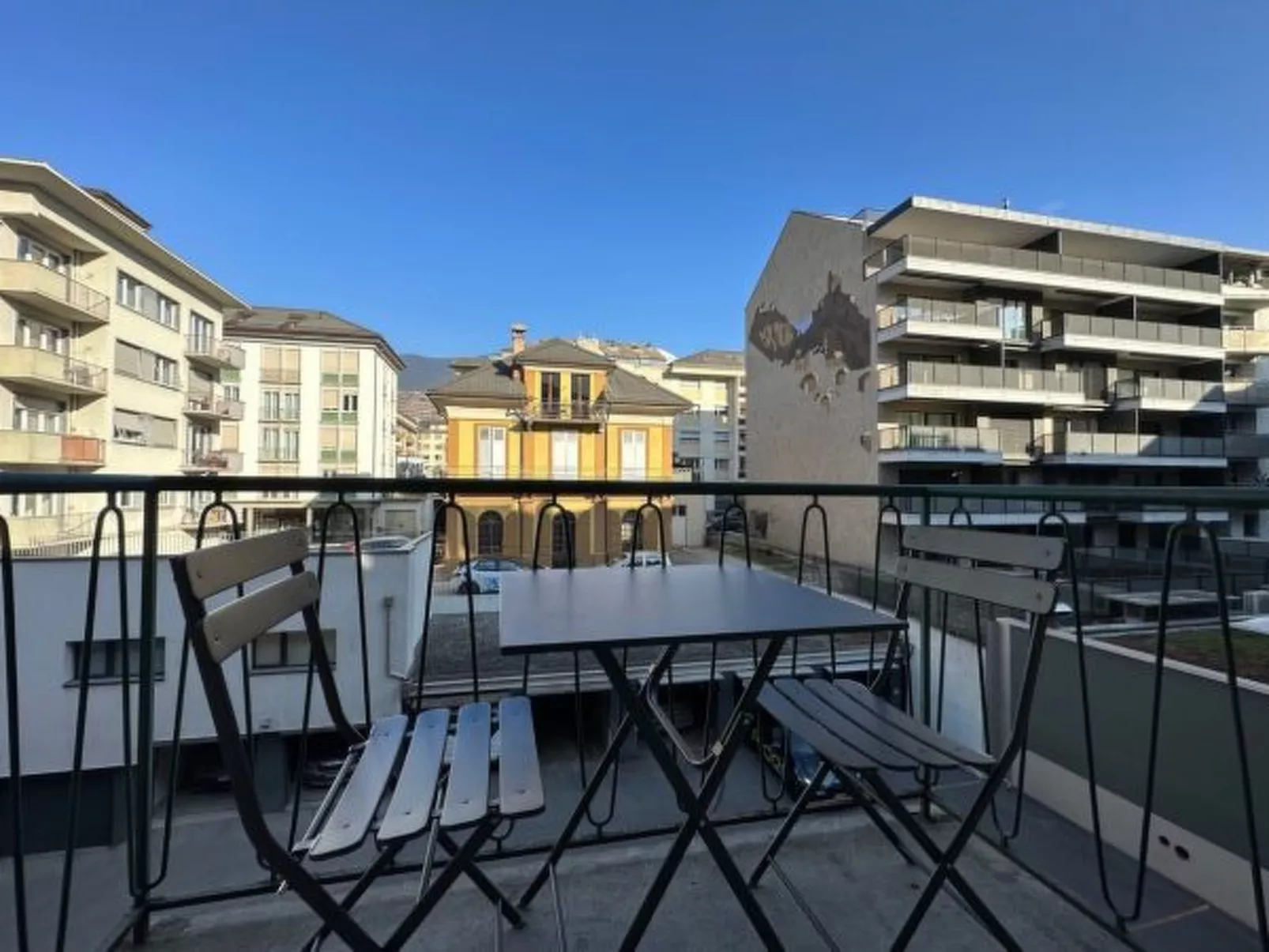 Sion Central Station proche toutes commodités - Buiten