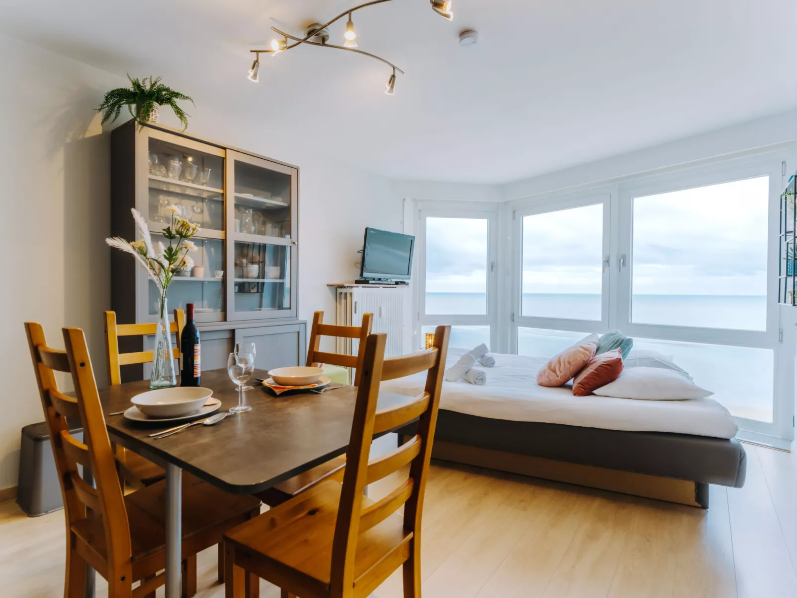 Sea view west - Binnen