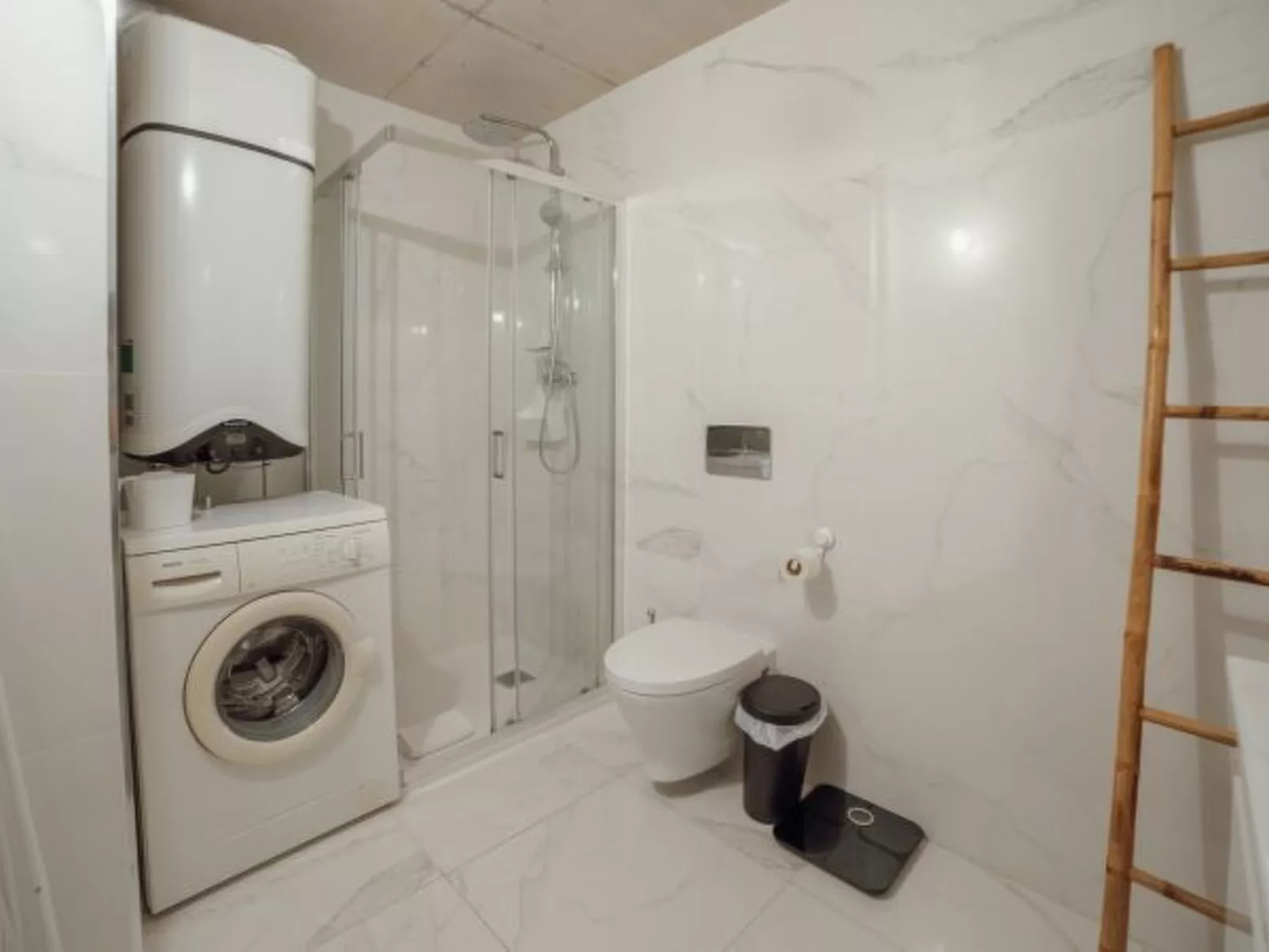 AMAZING DESIGN GARDEN with POOL by VACATIONY - Binnen