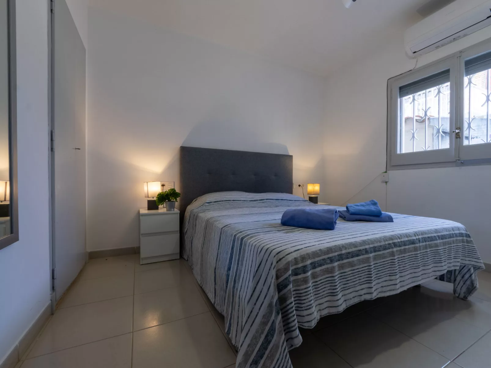 Higini Angles - Binnen