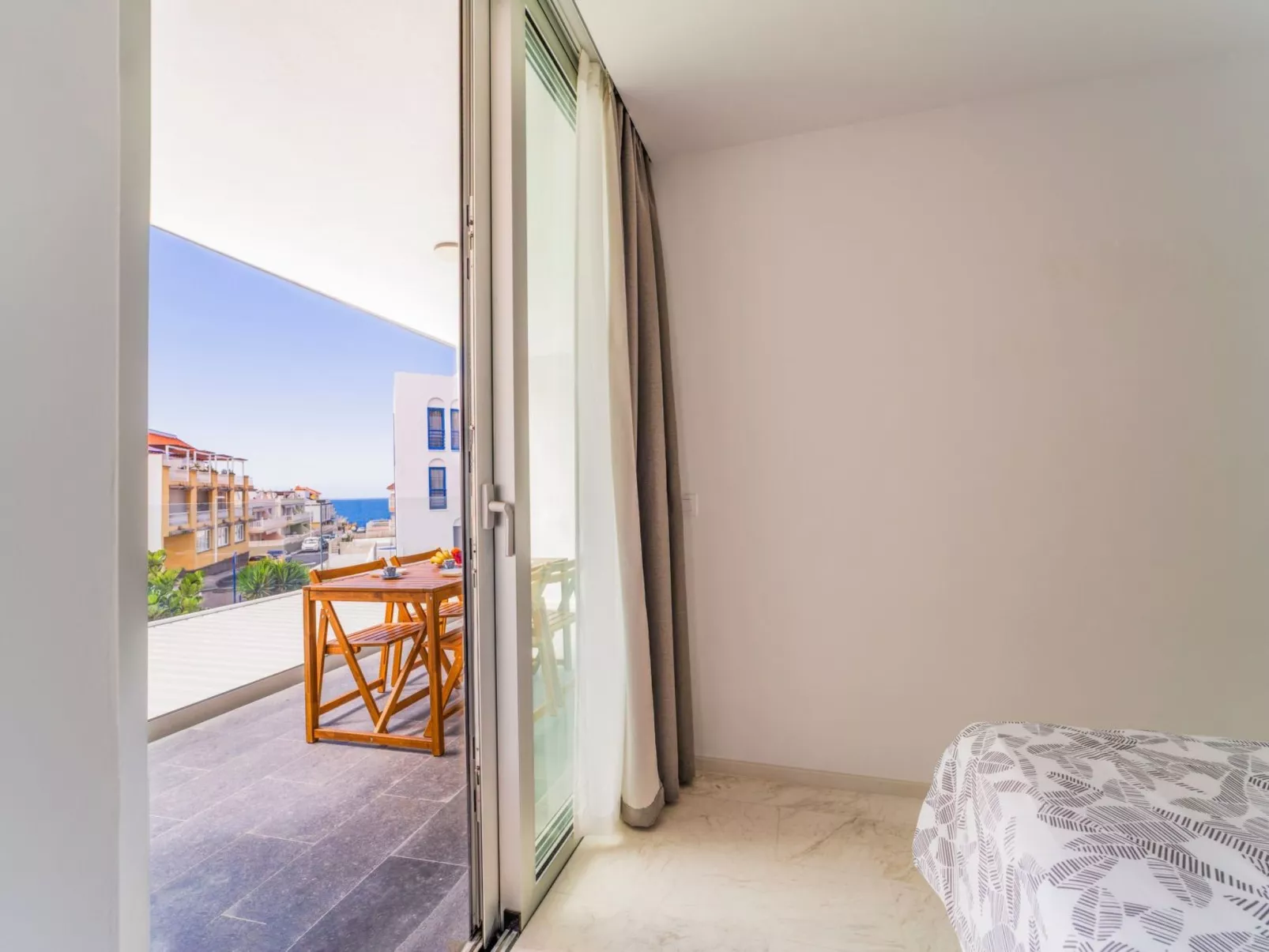 Schönes Appartement Pool und Strand - Binnen