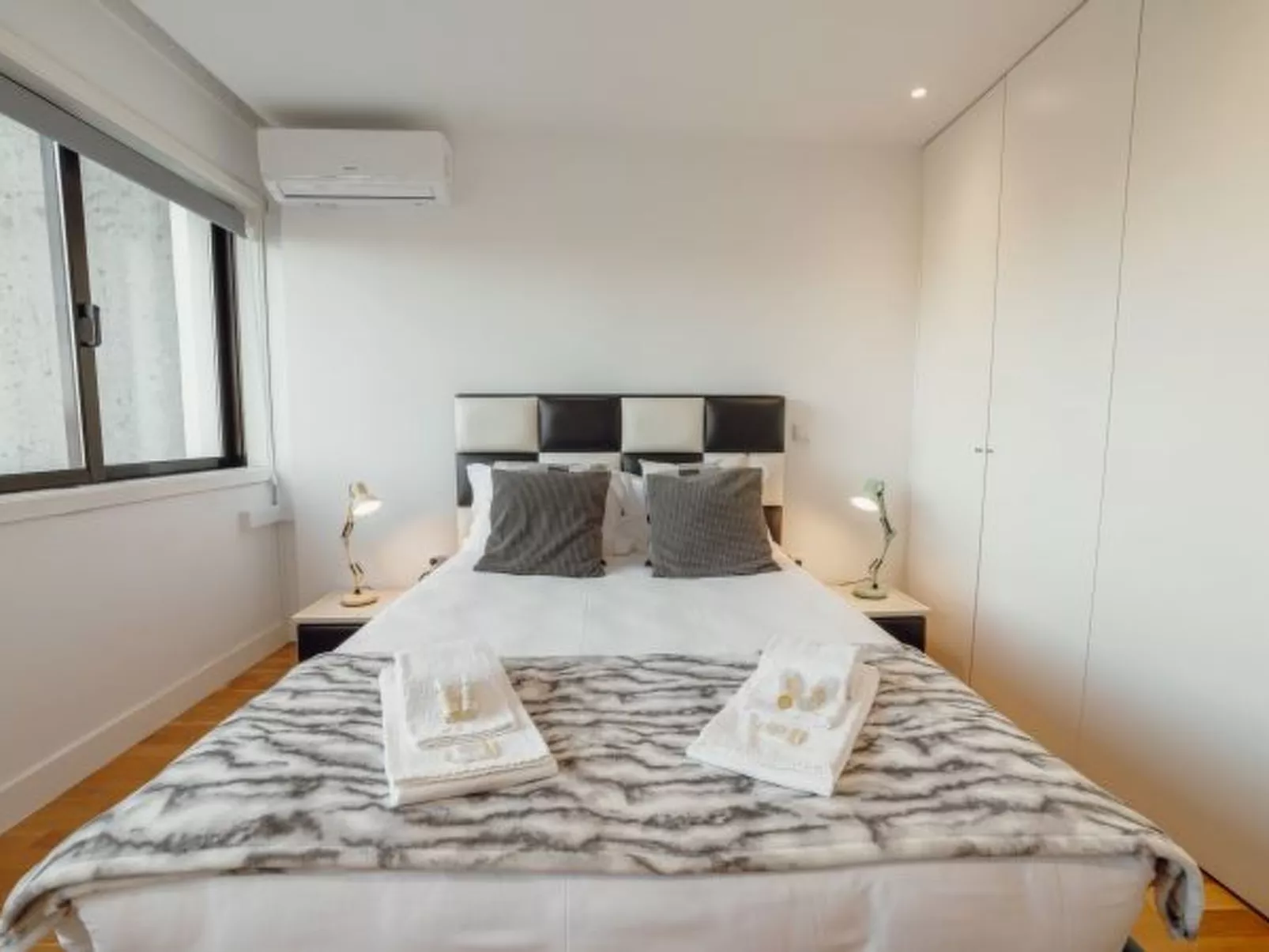 DOWNTOWN STYLISH APARTMENT & GARAGE by VACATIONY - Binnen