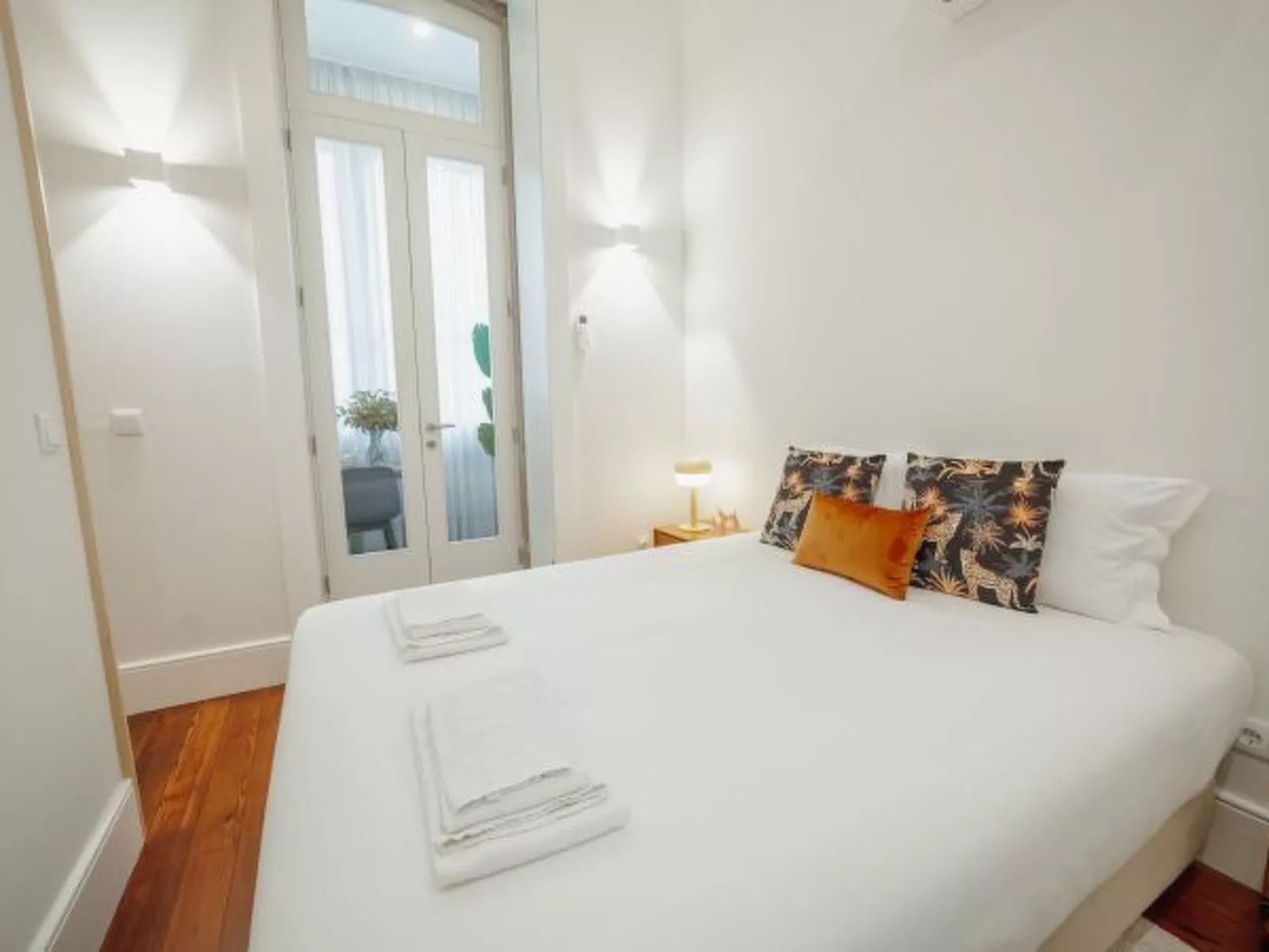 HOME WITH A POOL by VACATIONY - Binnen