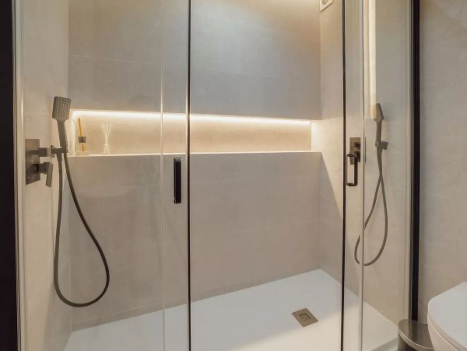 DOWNTOWN PREMIUM with BALCONY by VACATIONY - Binnen