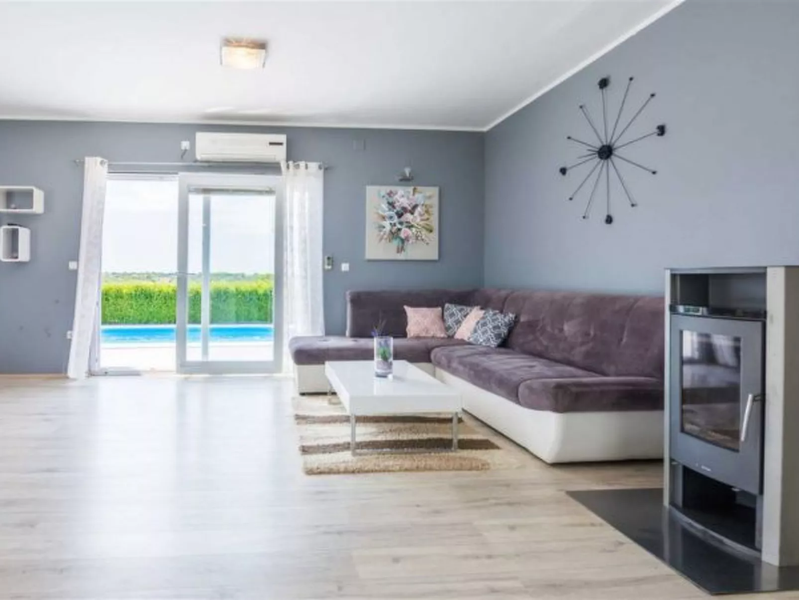 Holiday house Flora with pool - Image-tags.info