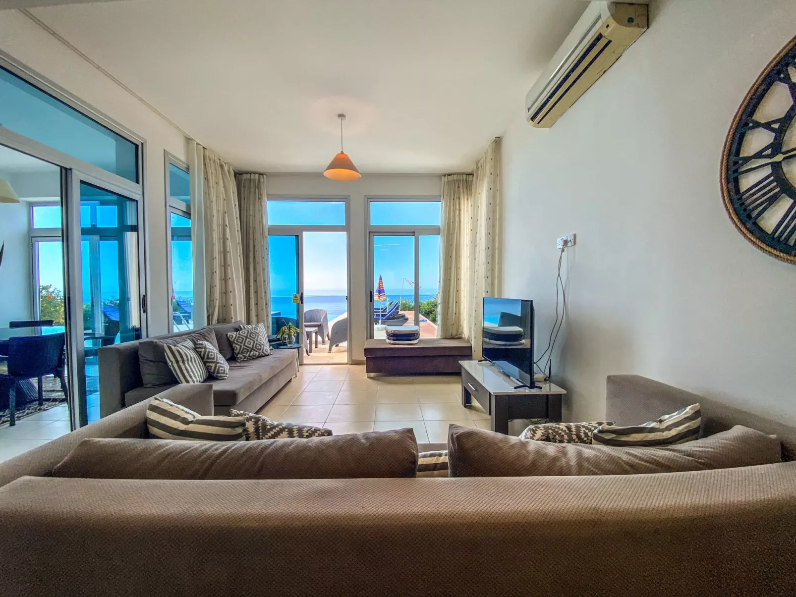 Ferienvilla mit Infinity Pool - Binnen