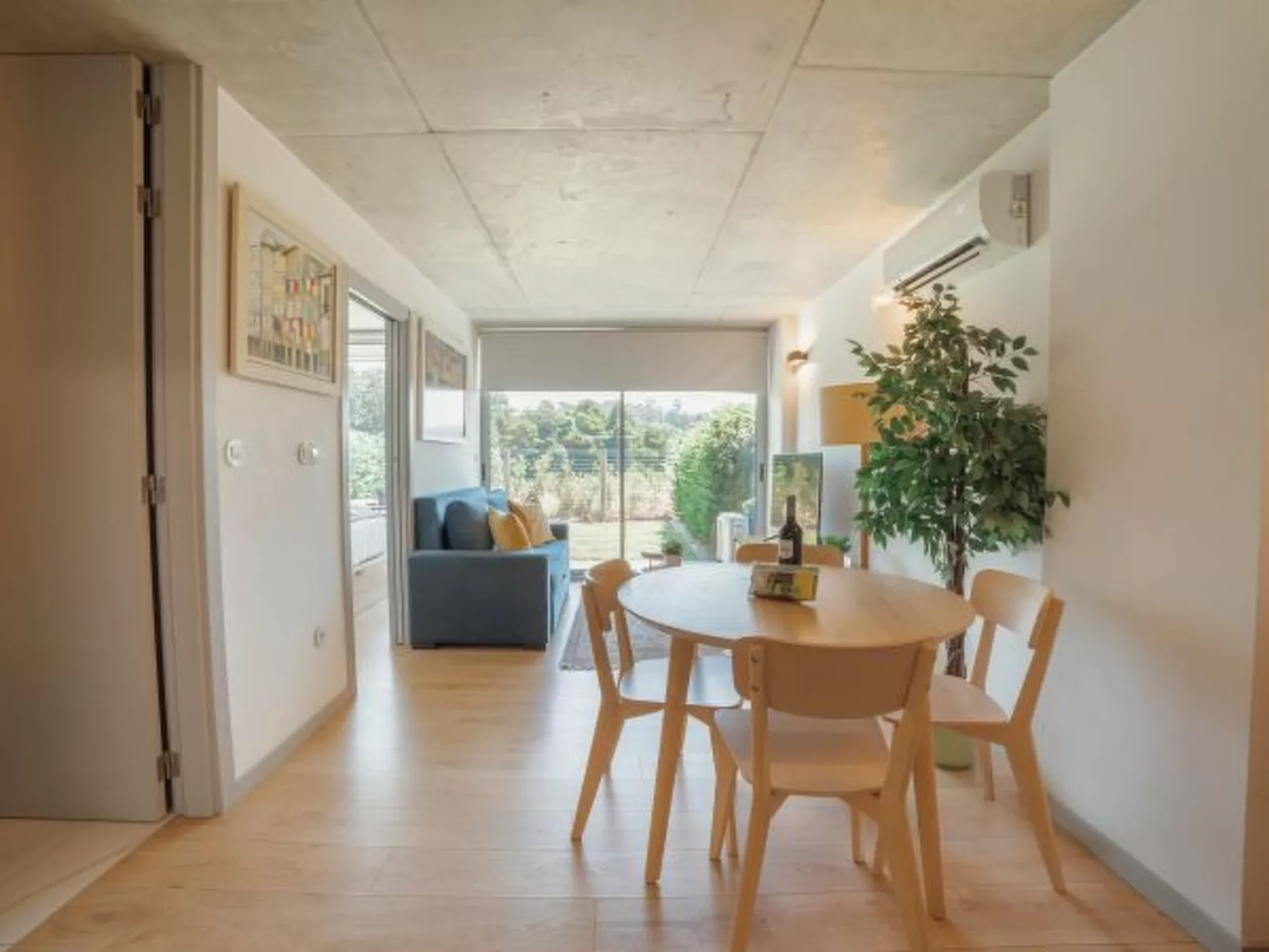 AMAZING DESIGN GARDEN with POOL by VACATIONY - Binnen