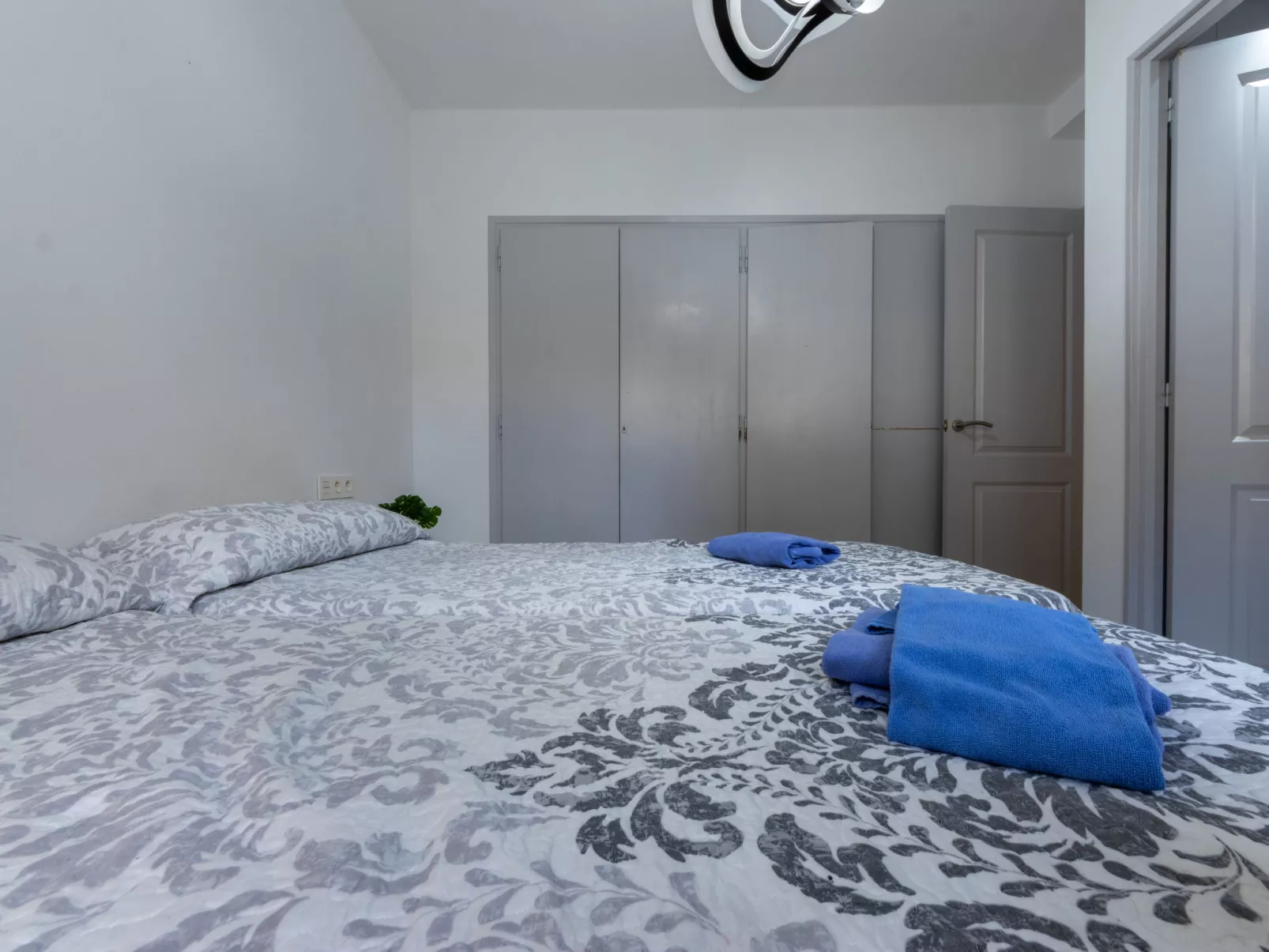 Higini Angles - Binnen