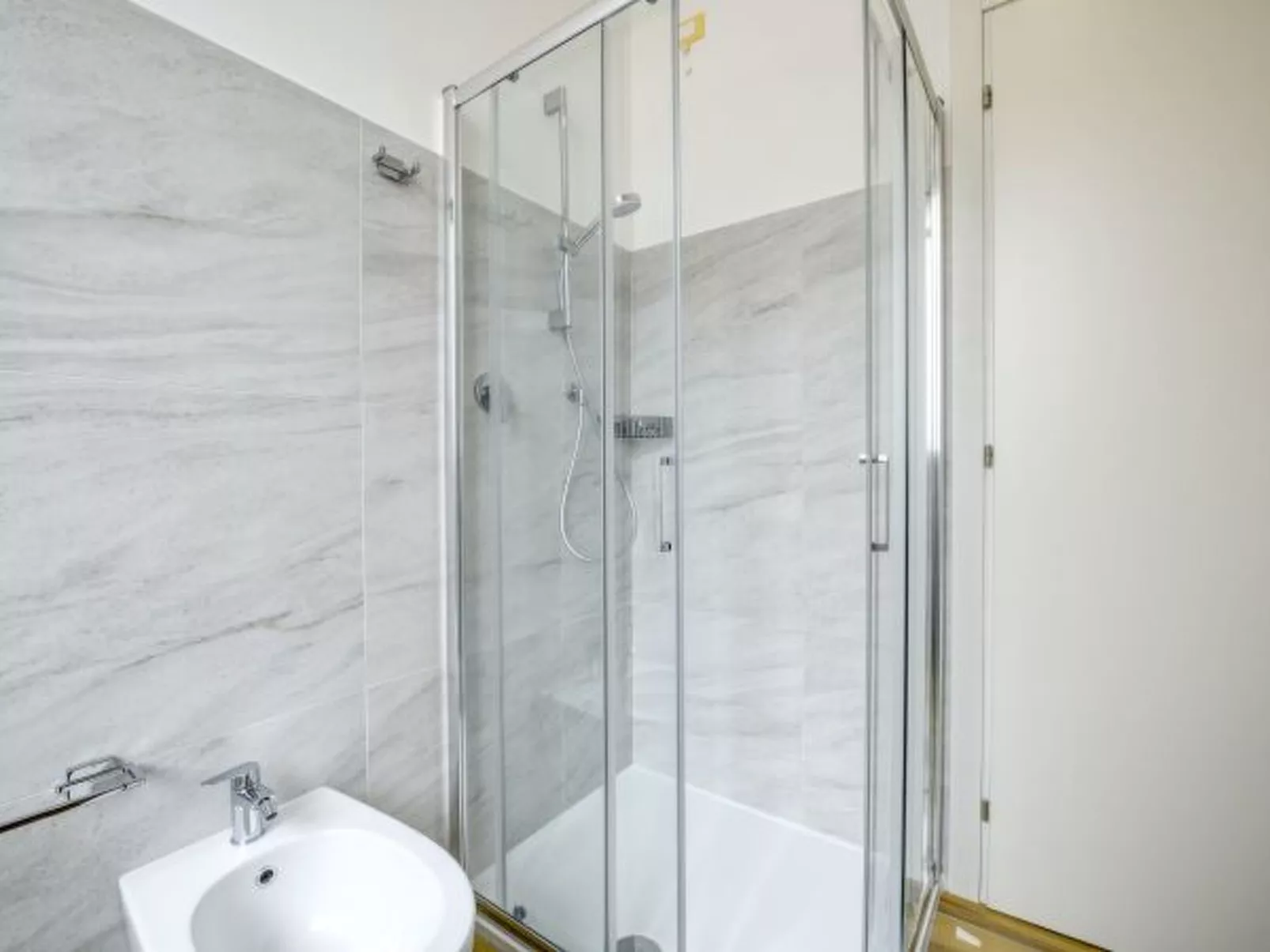 Desenzanoloft Palazzo Visconti-Collo Lungo Giallo - Image-tags.info