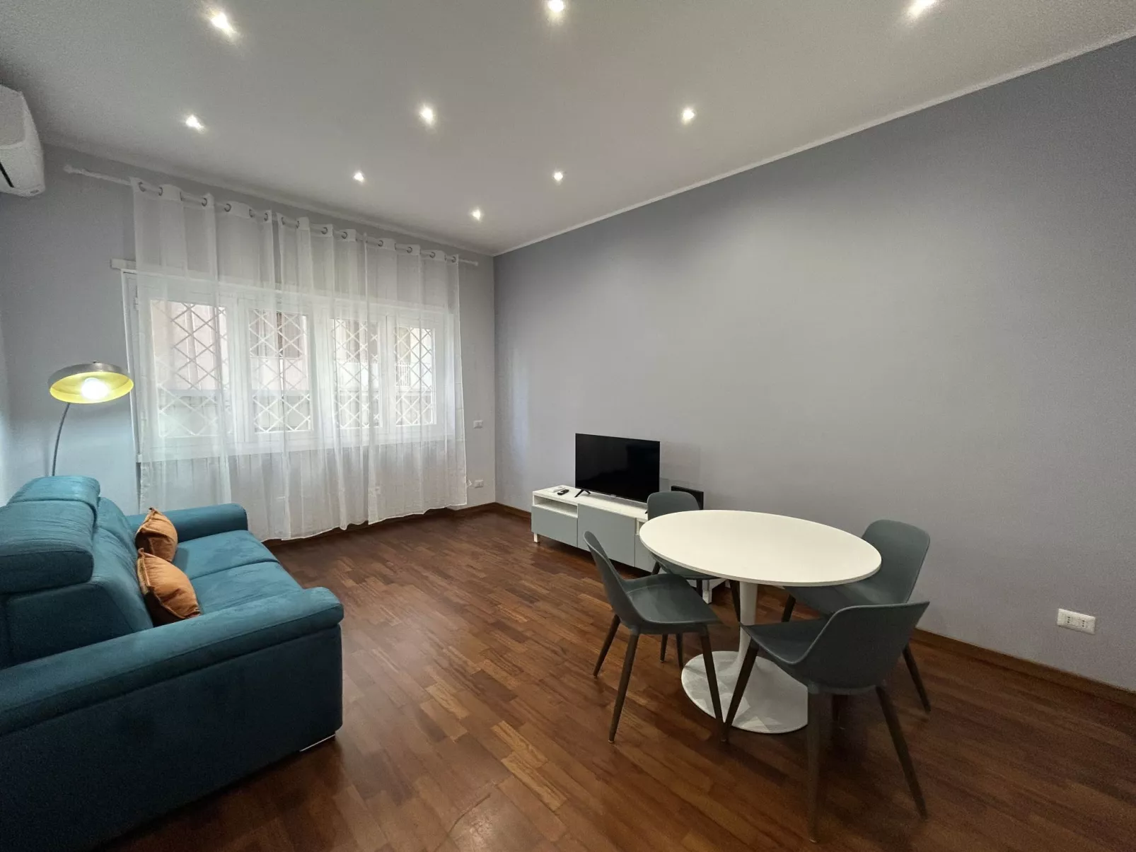 'Vatican Vibes - Binnen