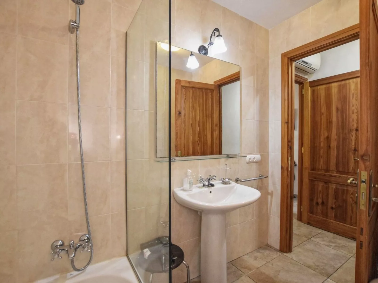 Schönes Landhaus mit Panoramablick auf die Berge - Binnen