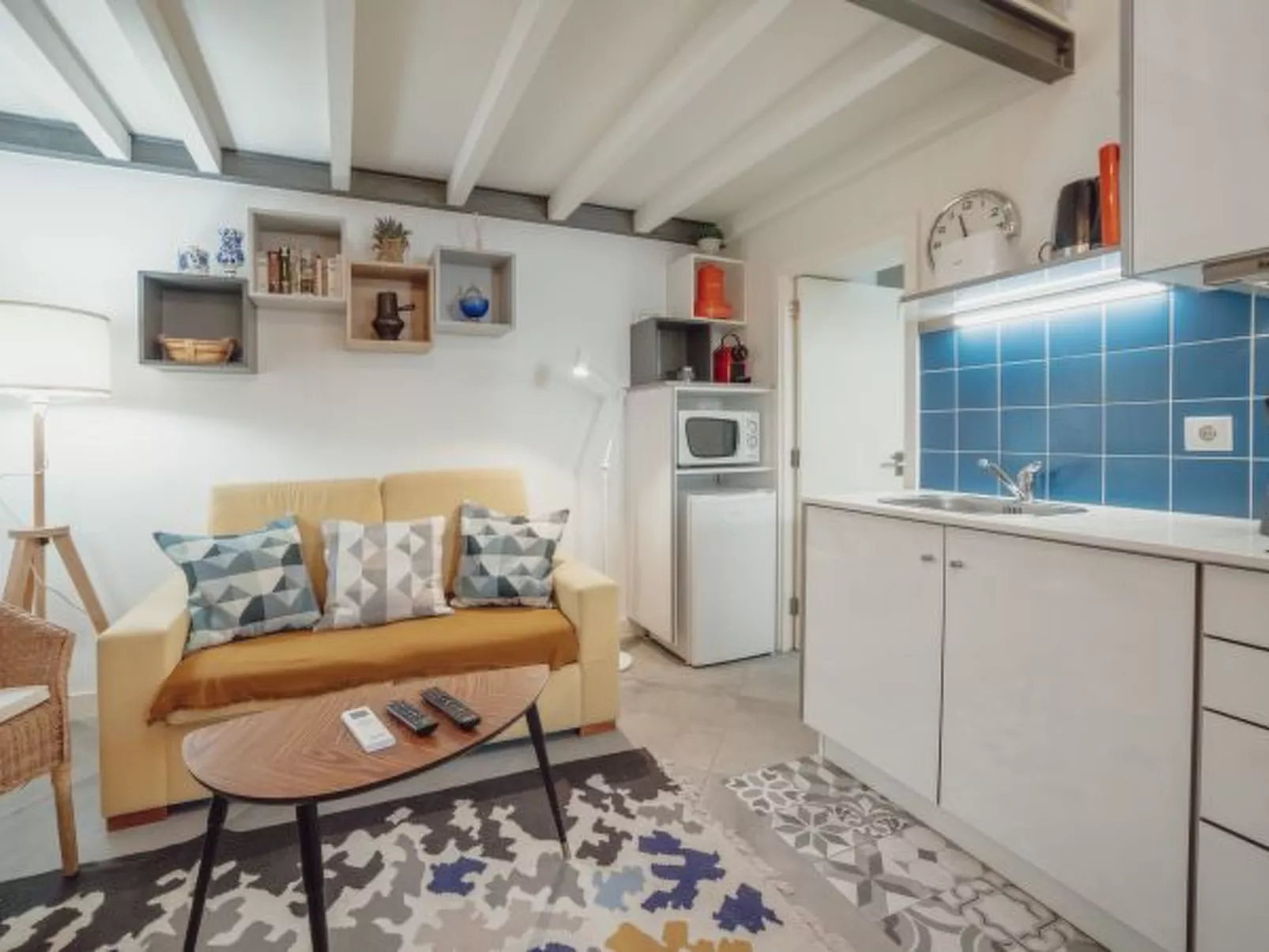 MEZZANINE STYLISH APARTMENT H by VACATIONY - Binnen