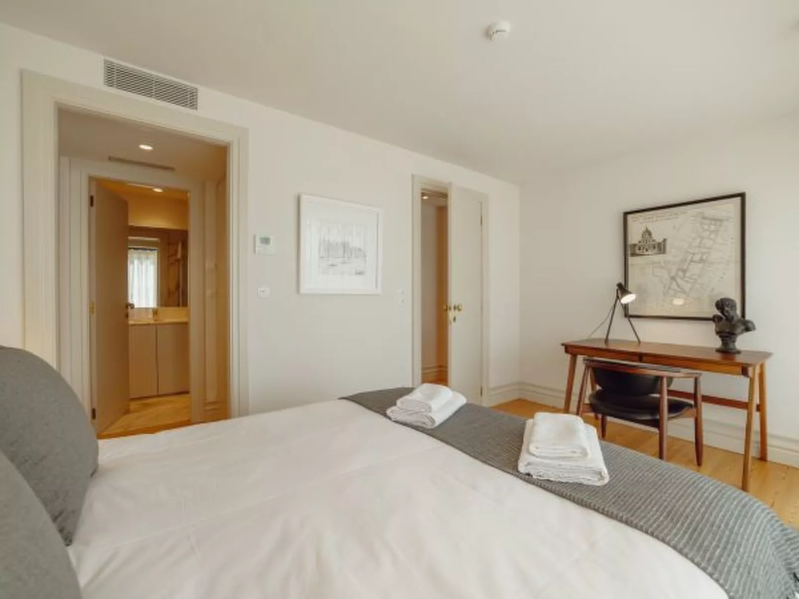 DOWNTOWN PENTHOUSE with RIVER VIEW by VACATIONY - Binnen