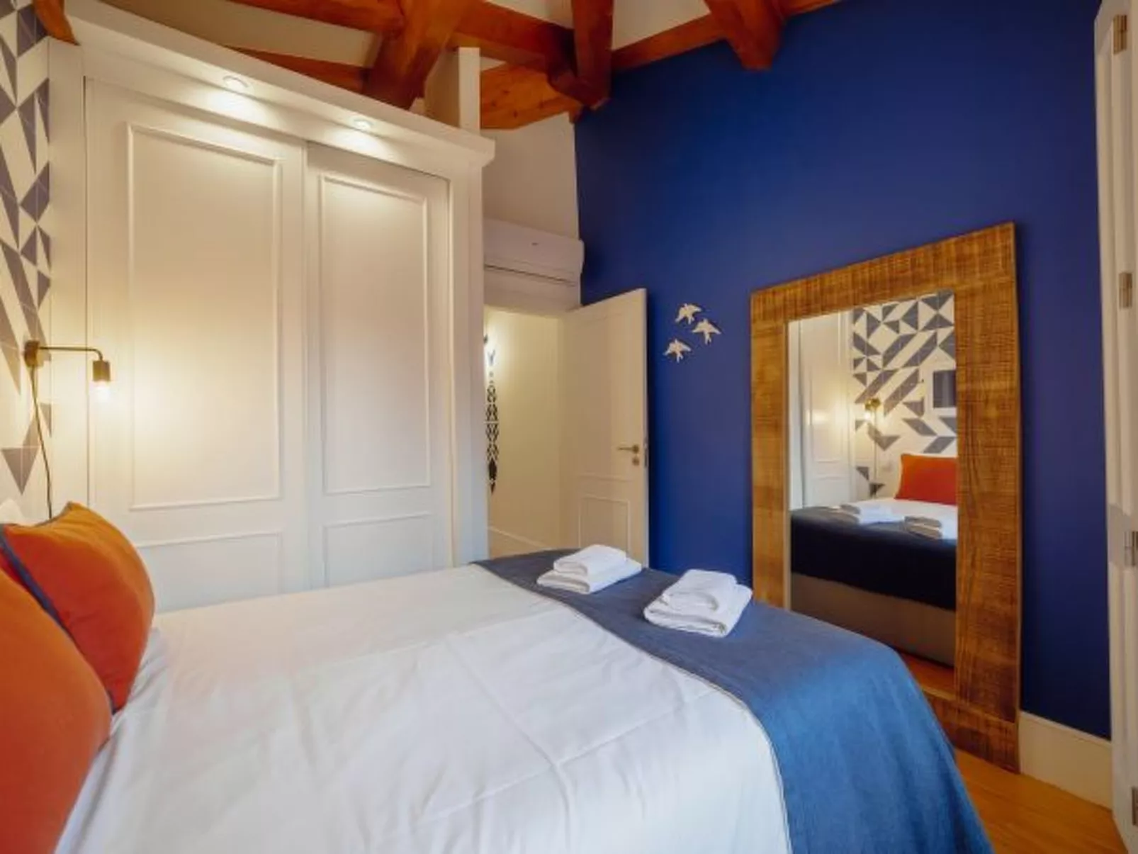 DOWNTOWN PRIME with TERRACE by VACATIONY - Binnen