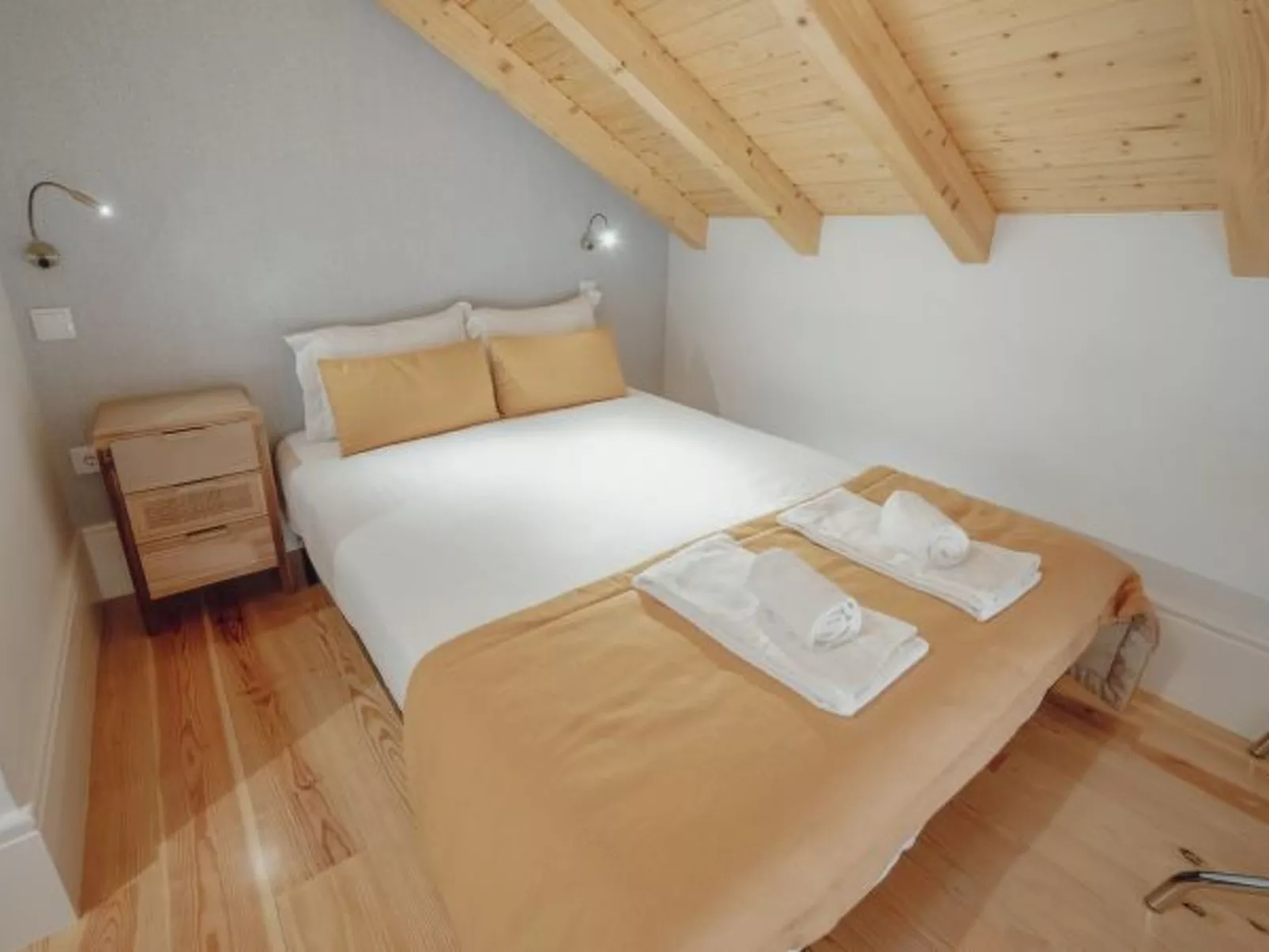 DOWNTOWN CLERIGOS with RIVER VIEW by VACATIONY - Binnen