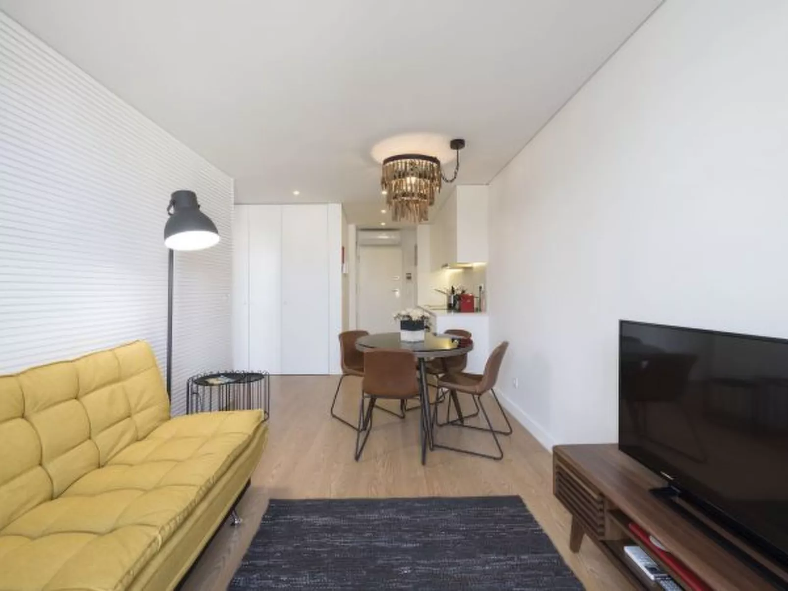 DOWNTOWN BRIGHT & BALCONY APARTMENT by VACATIONY - Binnen