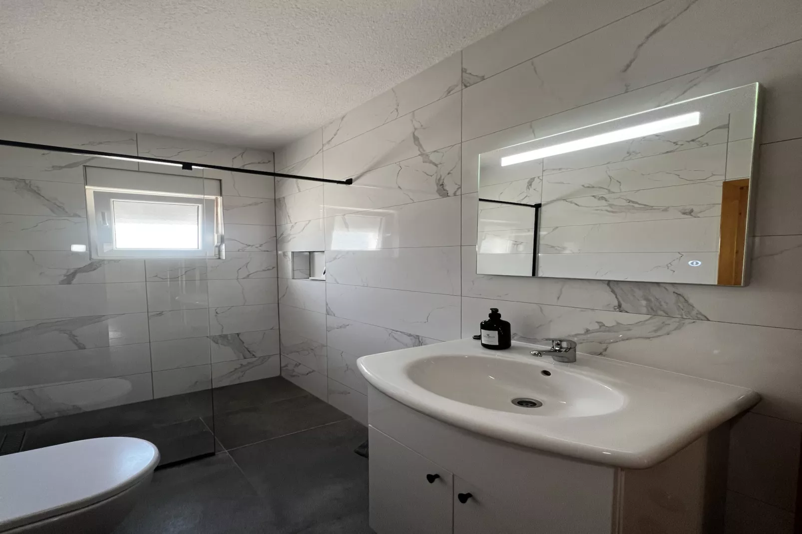 Apartment Lavaran 1 - Badkamer