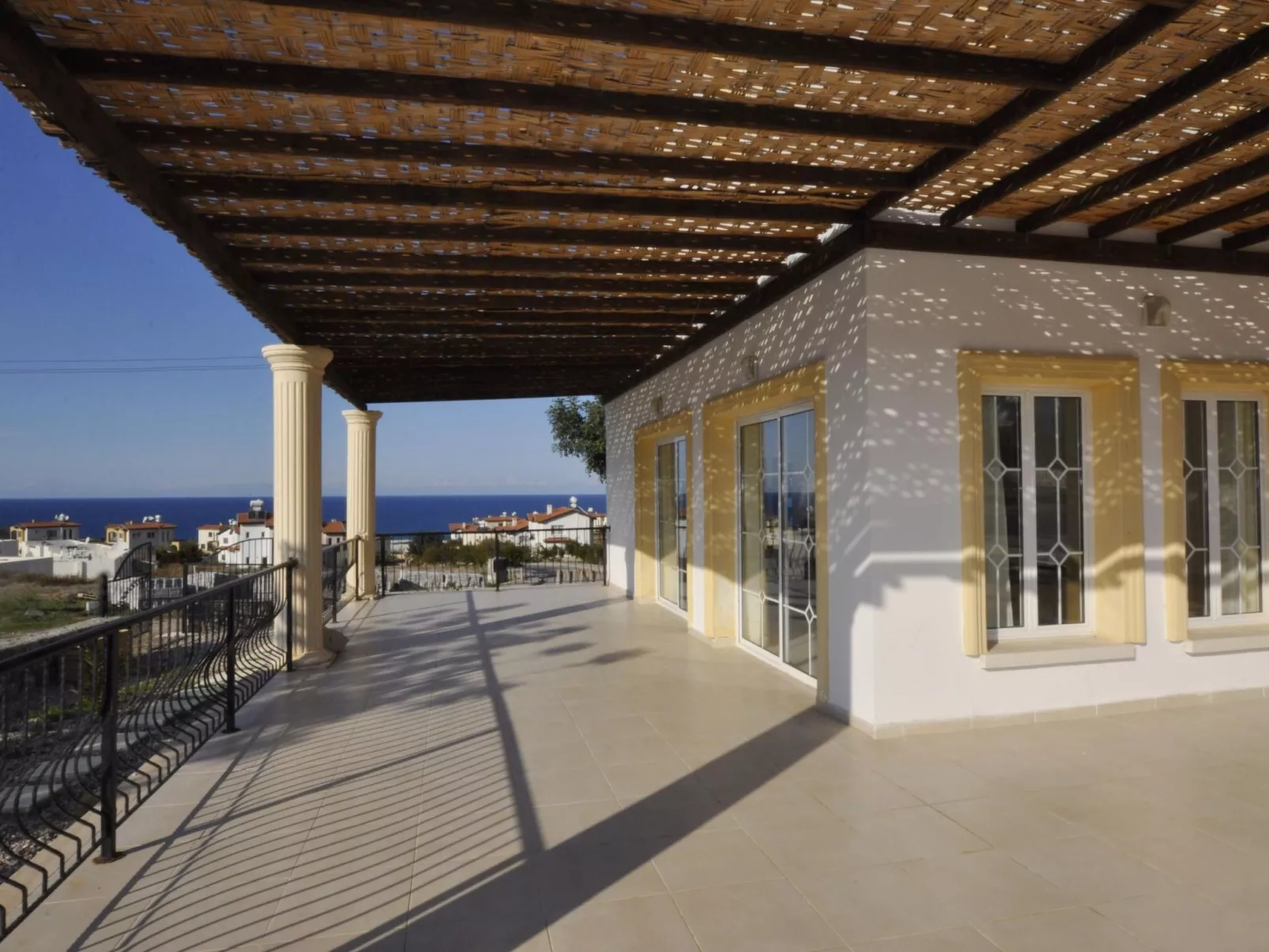 Ferienvilla mit Blick auf das Wasser - Buiten