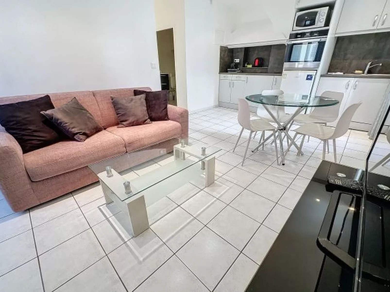Central 1 bedroom Riouffe 206 2 mins from Palais - Image-tags.info