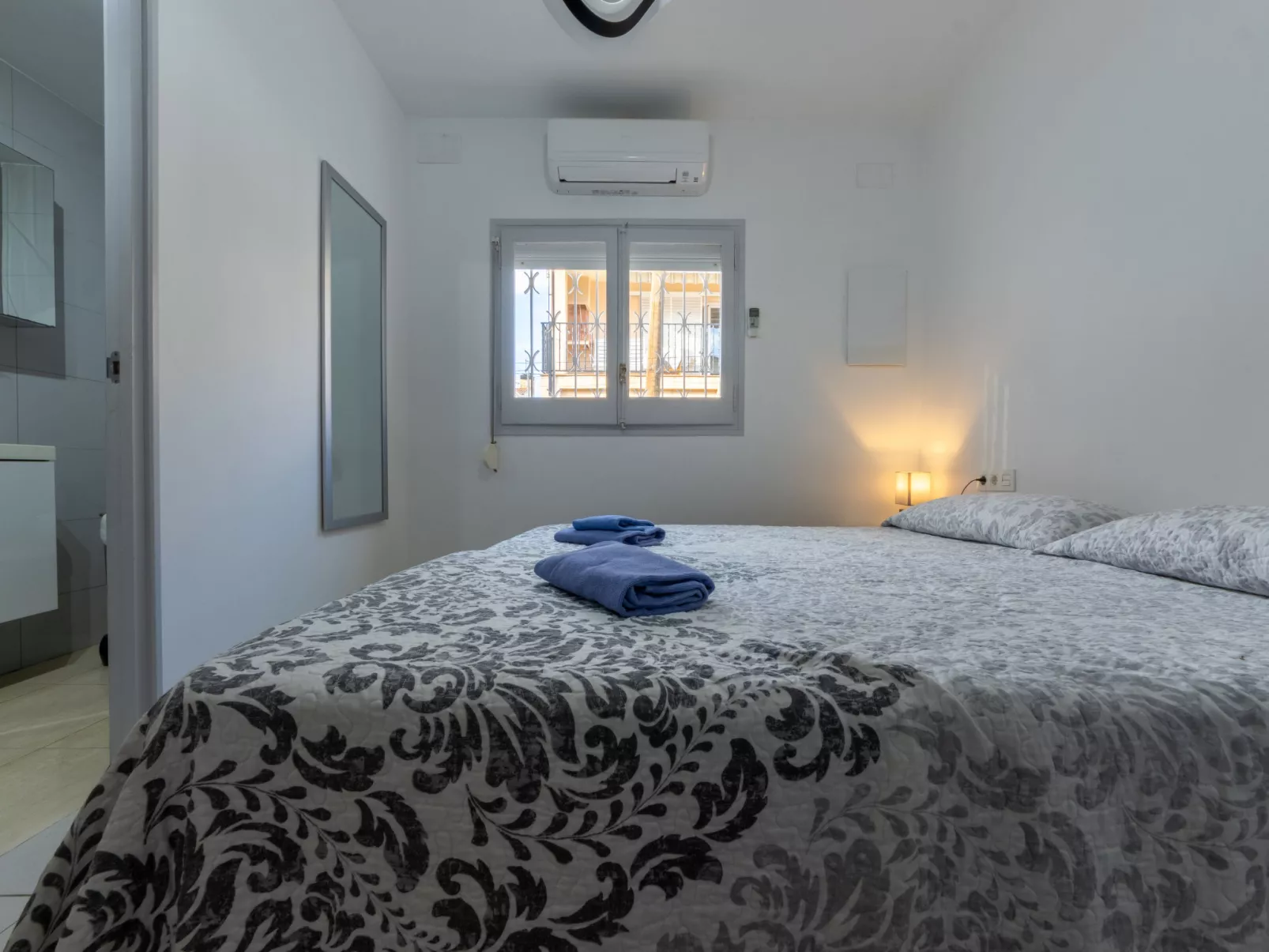 Higini Angles - Binnen