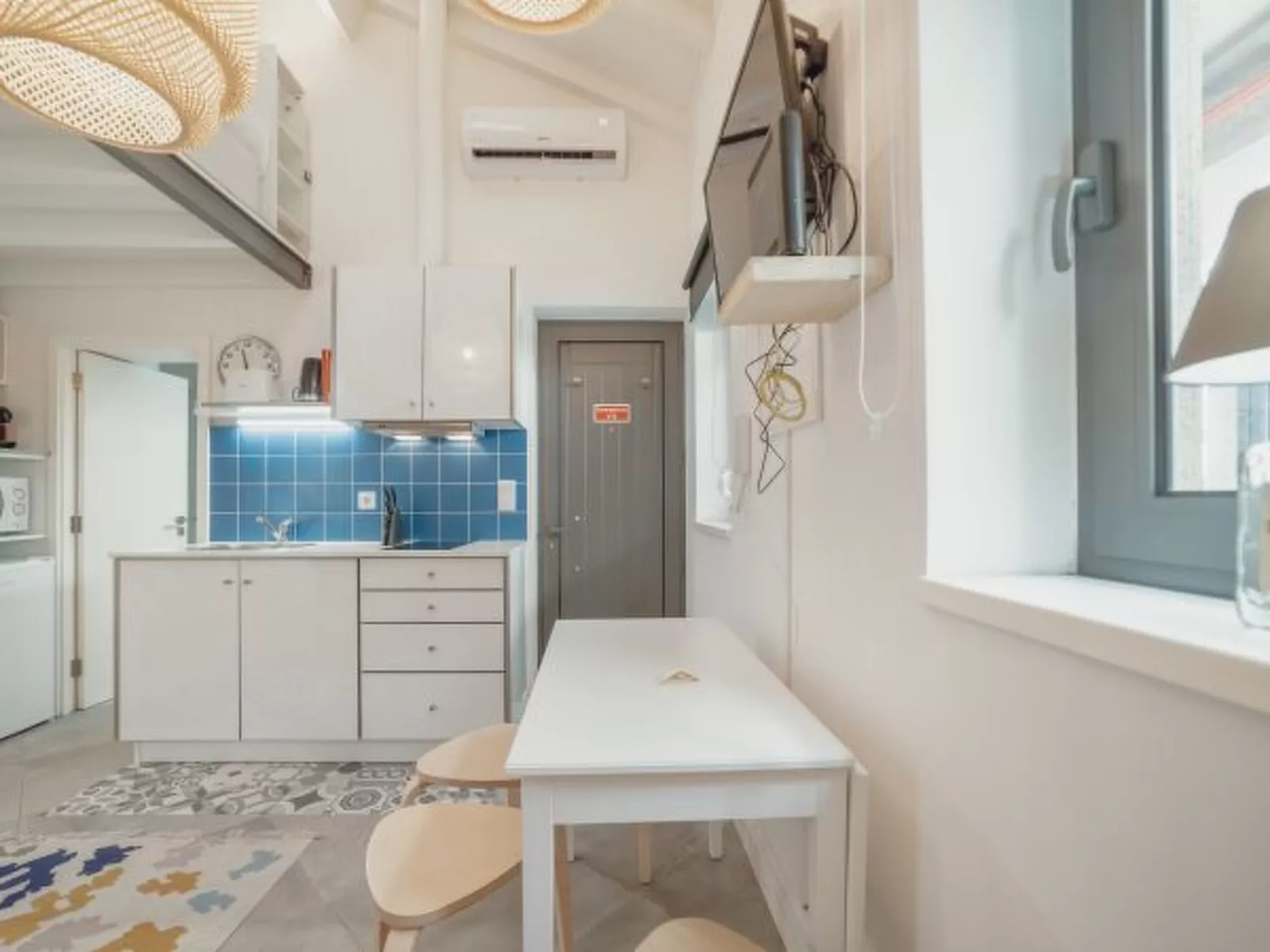 MEZZANINE STYLISH APARTMENT H by VACATIONY - Binnen