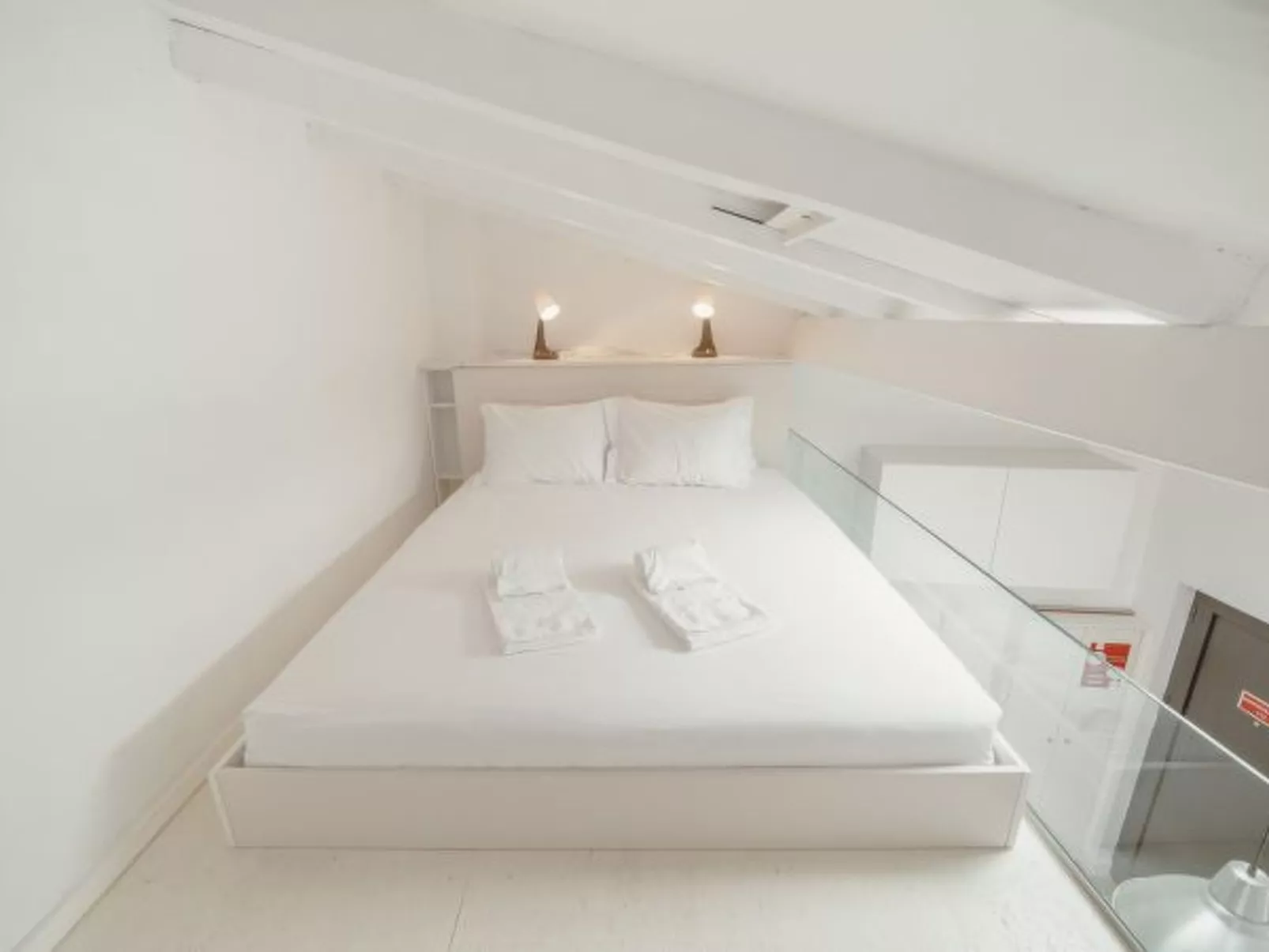 MEZZANINE STYLISH APARTMENT P by VACATIONY - Binnen