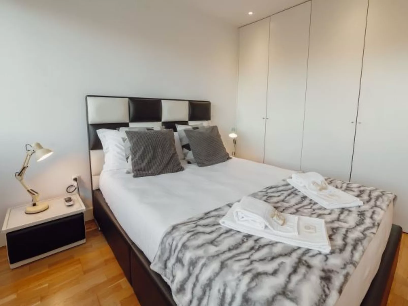 DOWNTOWN STYLISH APARTMENT & GARAGE by VACATIONY - Binnen