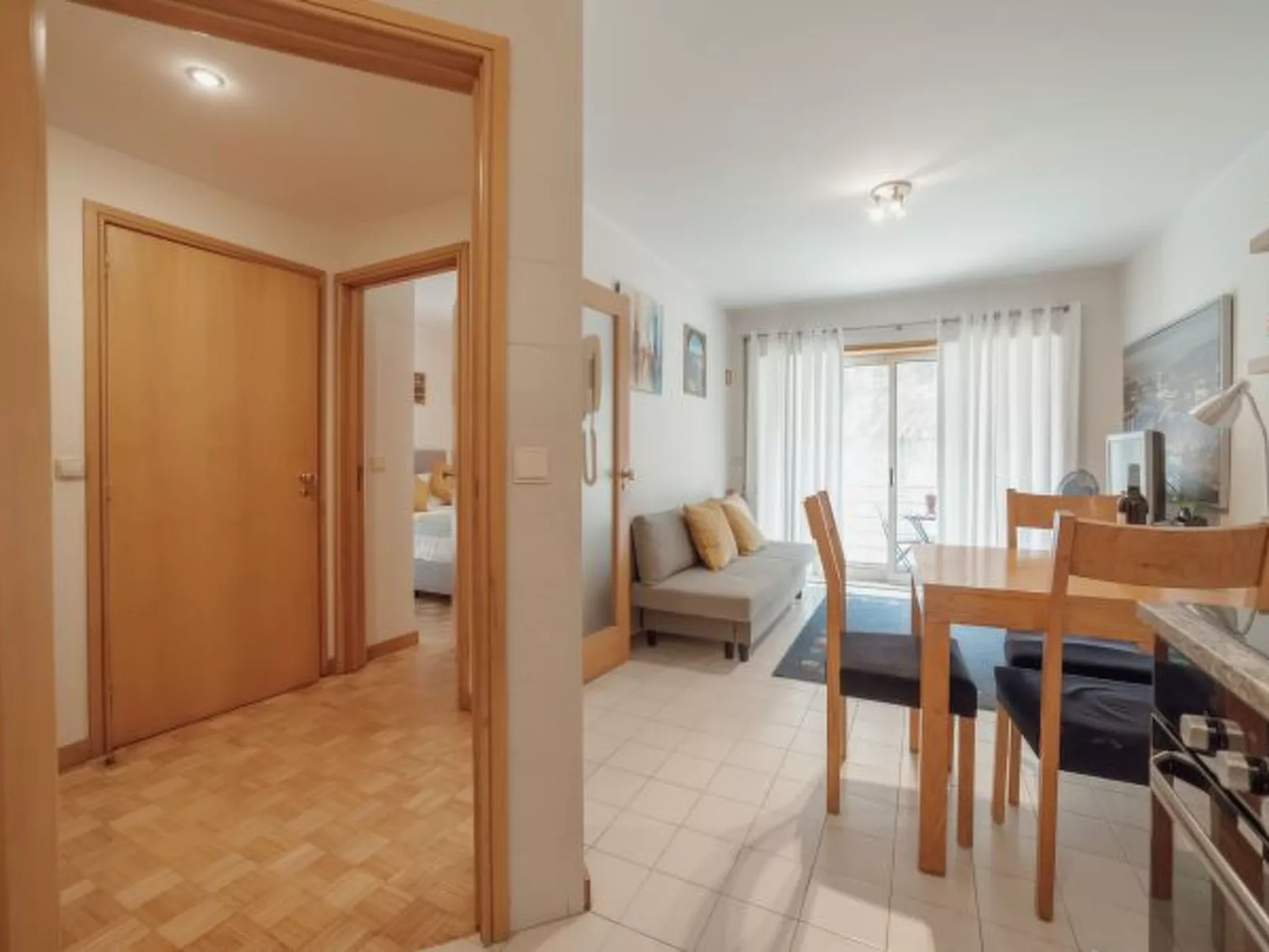 DOWNTOWN TRINDADE WITH TERRACE by VACATIONY - Binnen