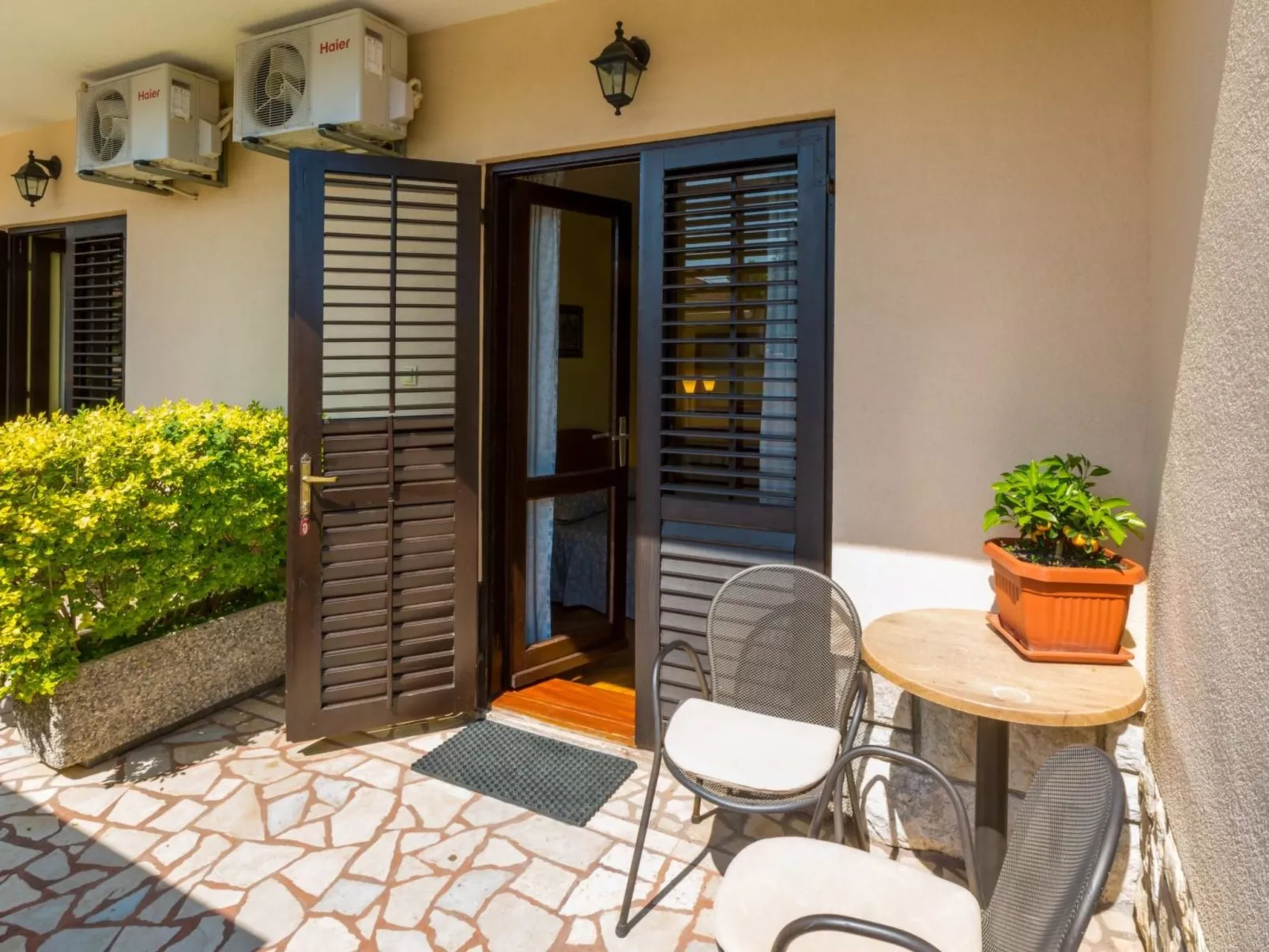 IVANKA 1 / HR-02419-01 - Binnen