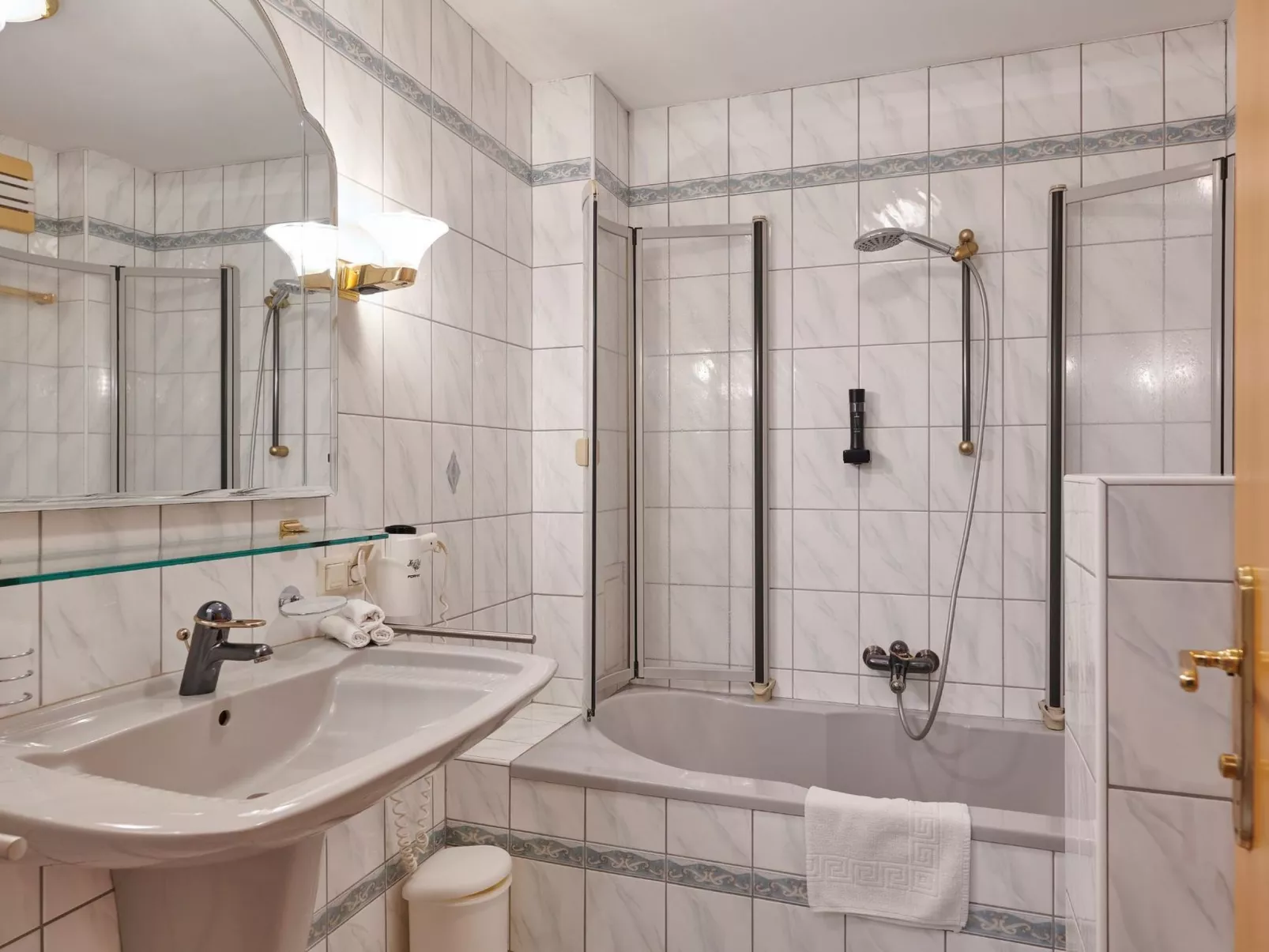 DAS BURGENNEST - Binnen