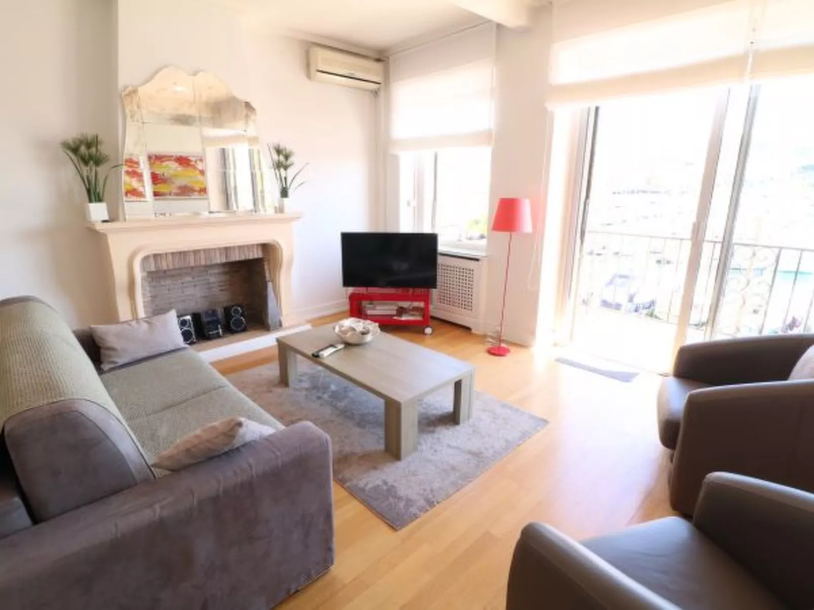 1 bedroom with view on the Old Port 267 - Image-tags.info