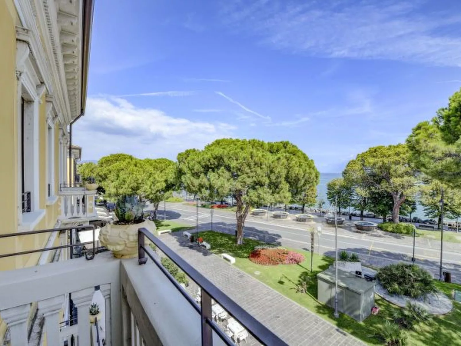 Desenzanoloft Palazzo Visconti-Collo Lungo Giallo - Image-tags.info