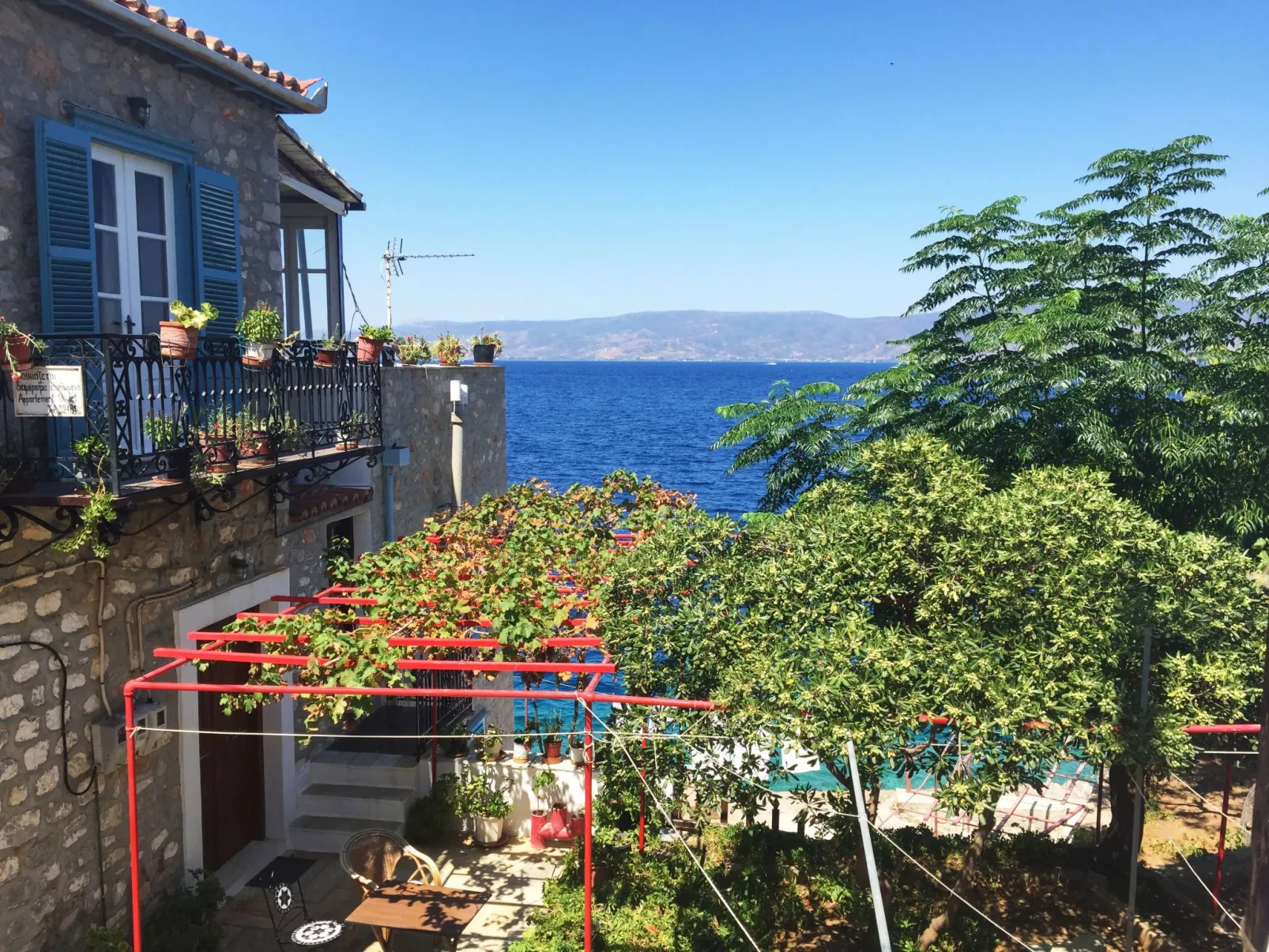 Tolles Ferienhaus in Ermioni mit Garten, Terrasse und gemeinschaftlichem Pool - Buiten