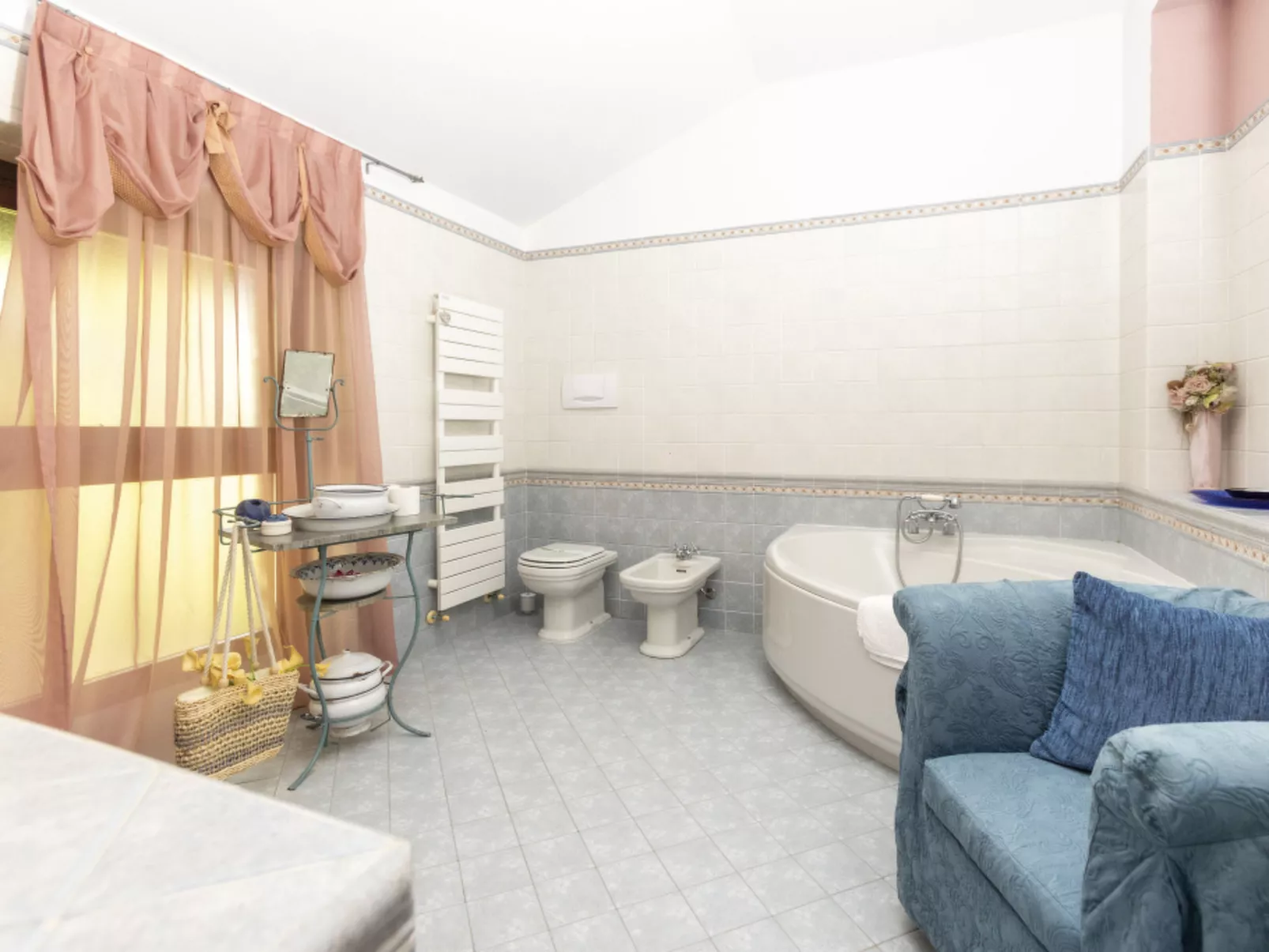 In Azzano D'asti mit Kleiner Terrasse - Image-tags.info