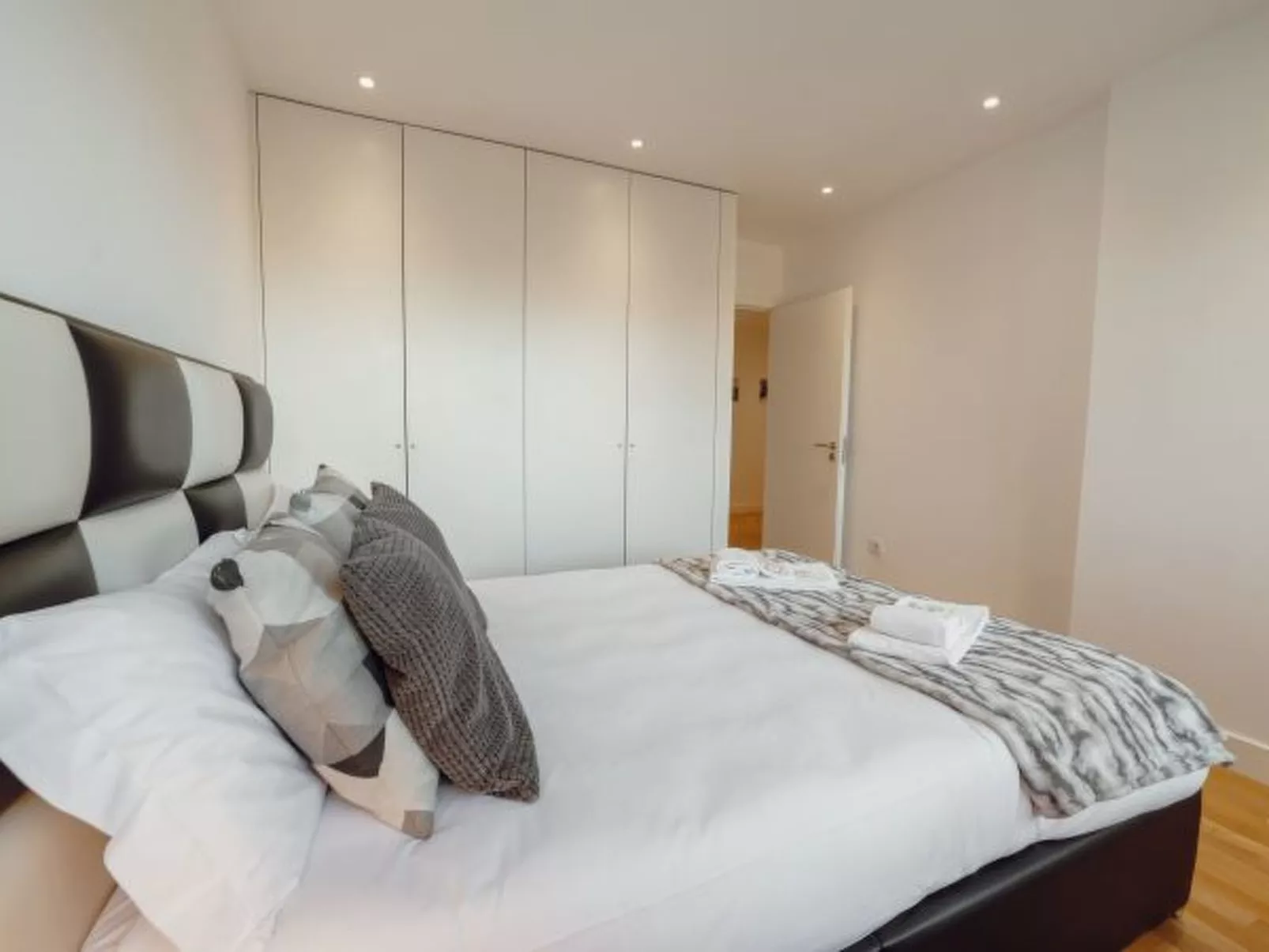 DOWNTOWN STYLISH APARTMENT & GARAGE by VACATIONY - Binnen