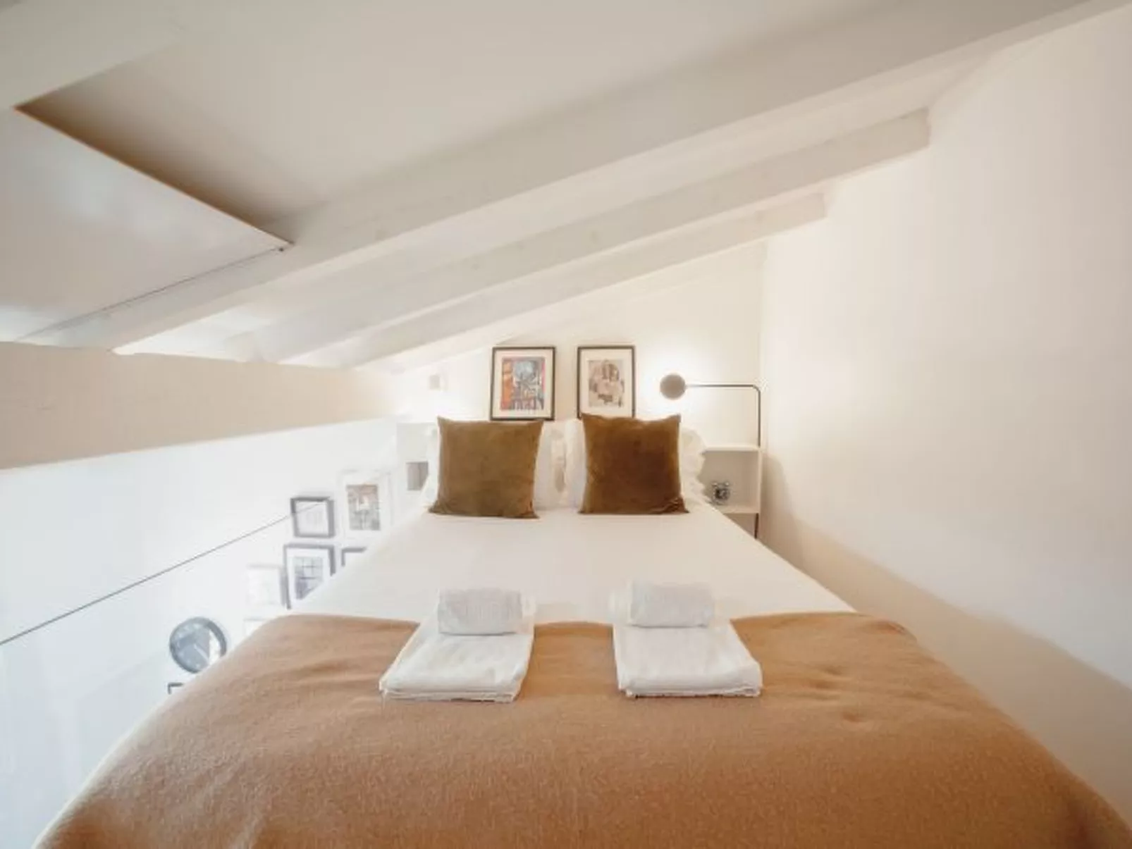 MEZZANINE STYLISH APARTMENT U by VACATIONY - Binnen