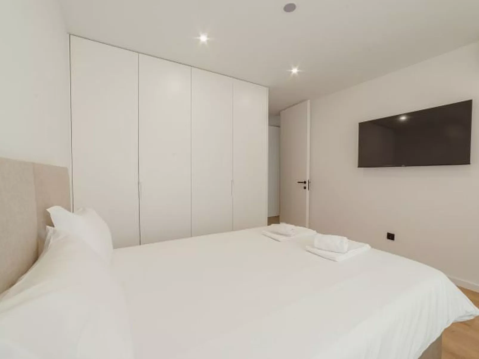 DOWNTOWN PREMIUM with BALCONY by VACATIONY - Binnen