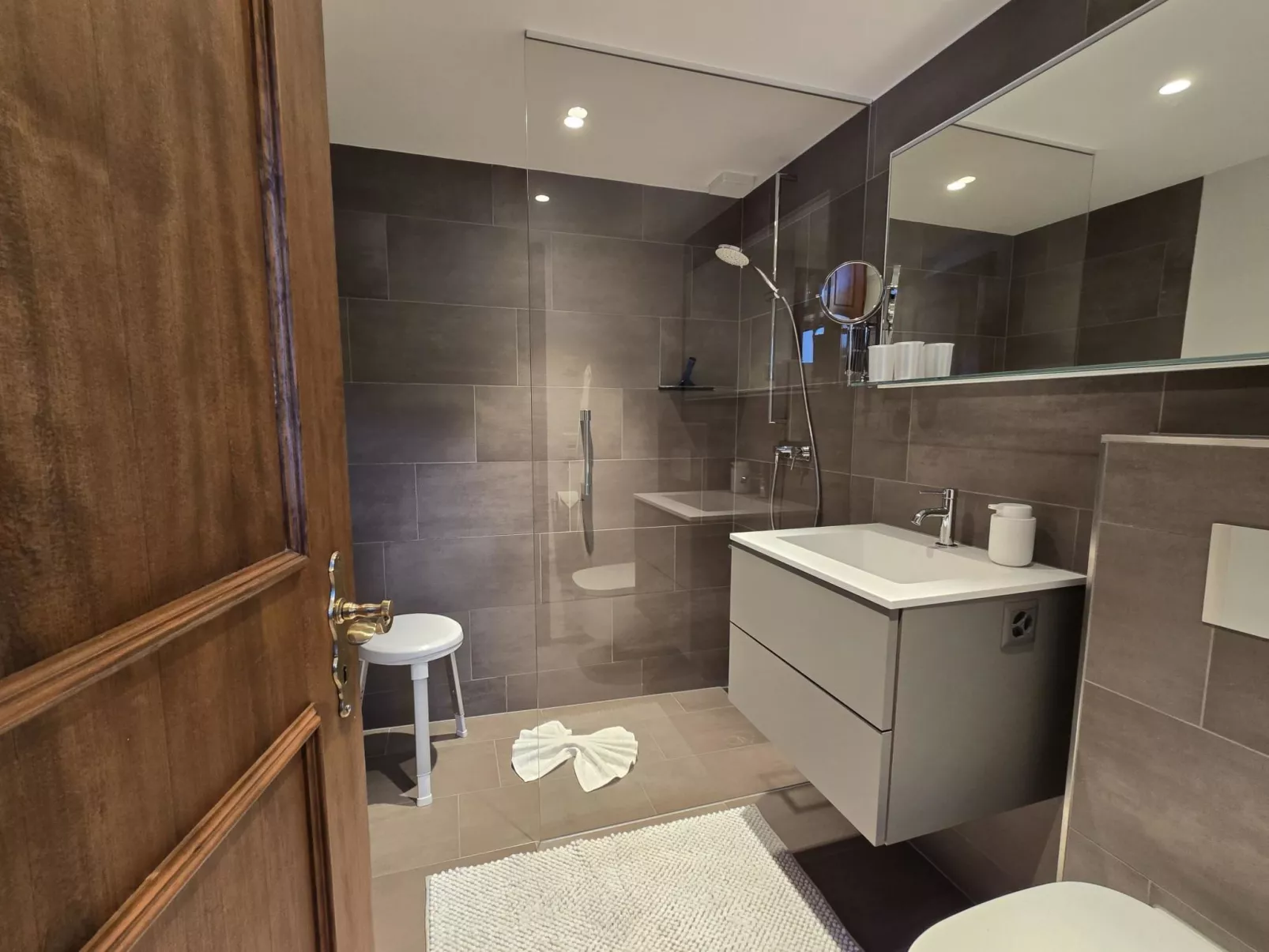 Tgiesa Alva - Binnen