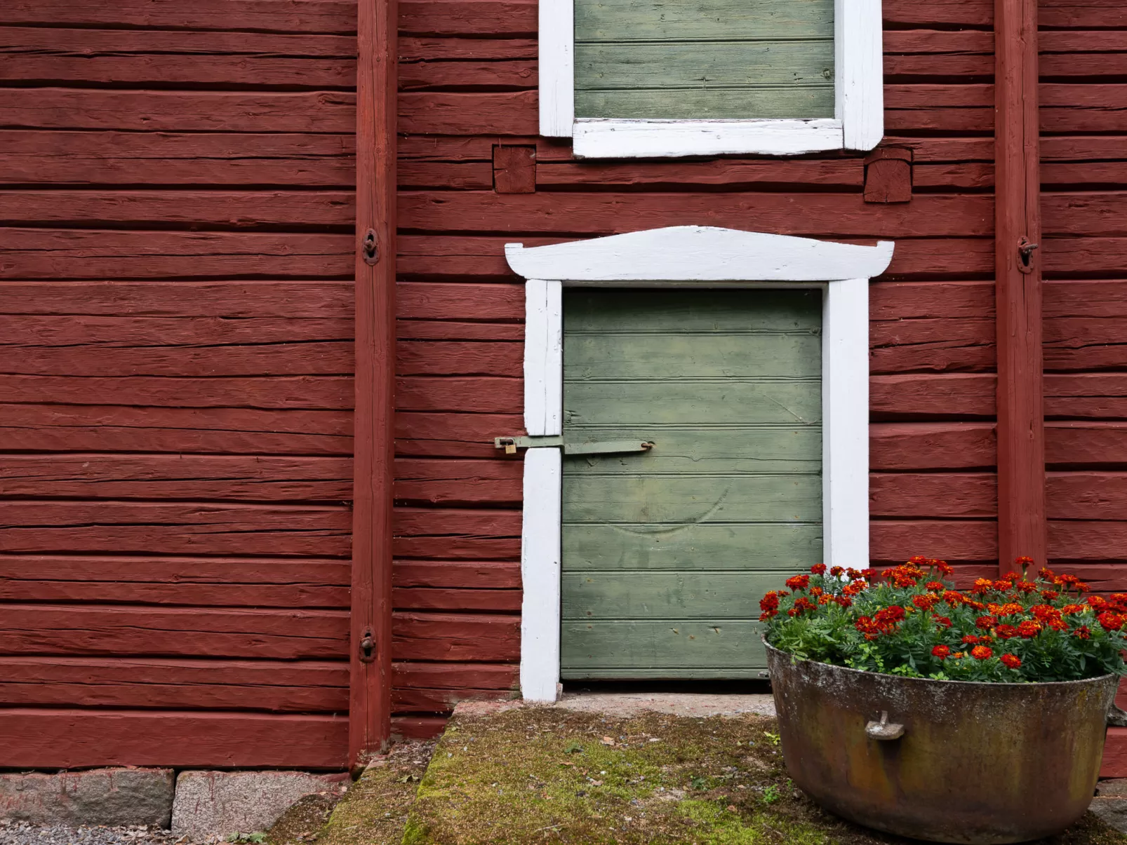 Virtaan väentupa - Binnen