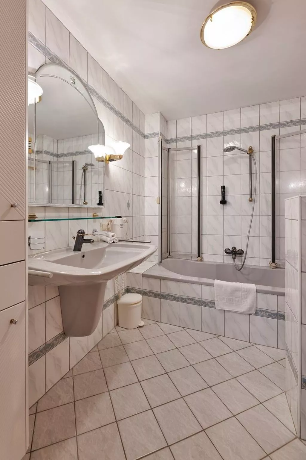 DAS BURGENNEST - Binnen