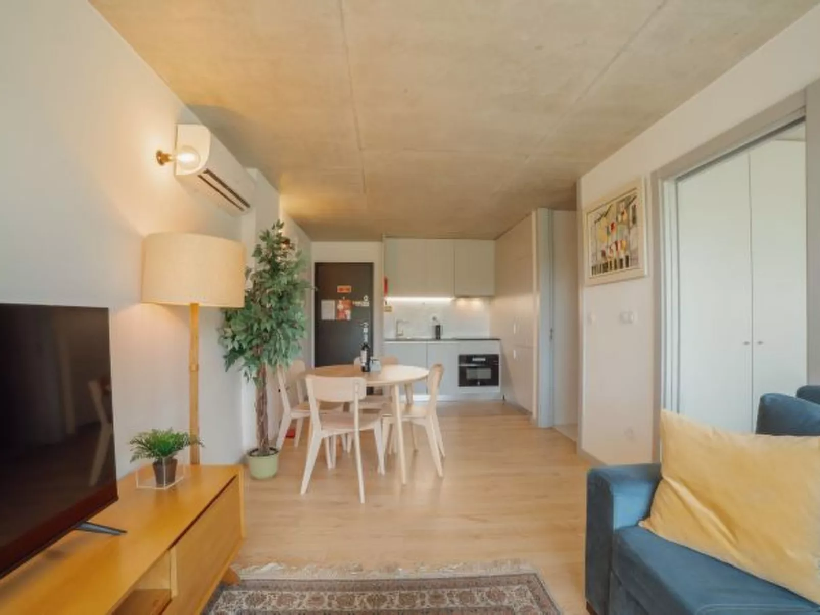 AMAZING DESIGN GARDEN with POOL by VACATIONY - Binnen