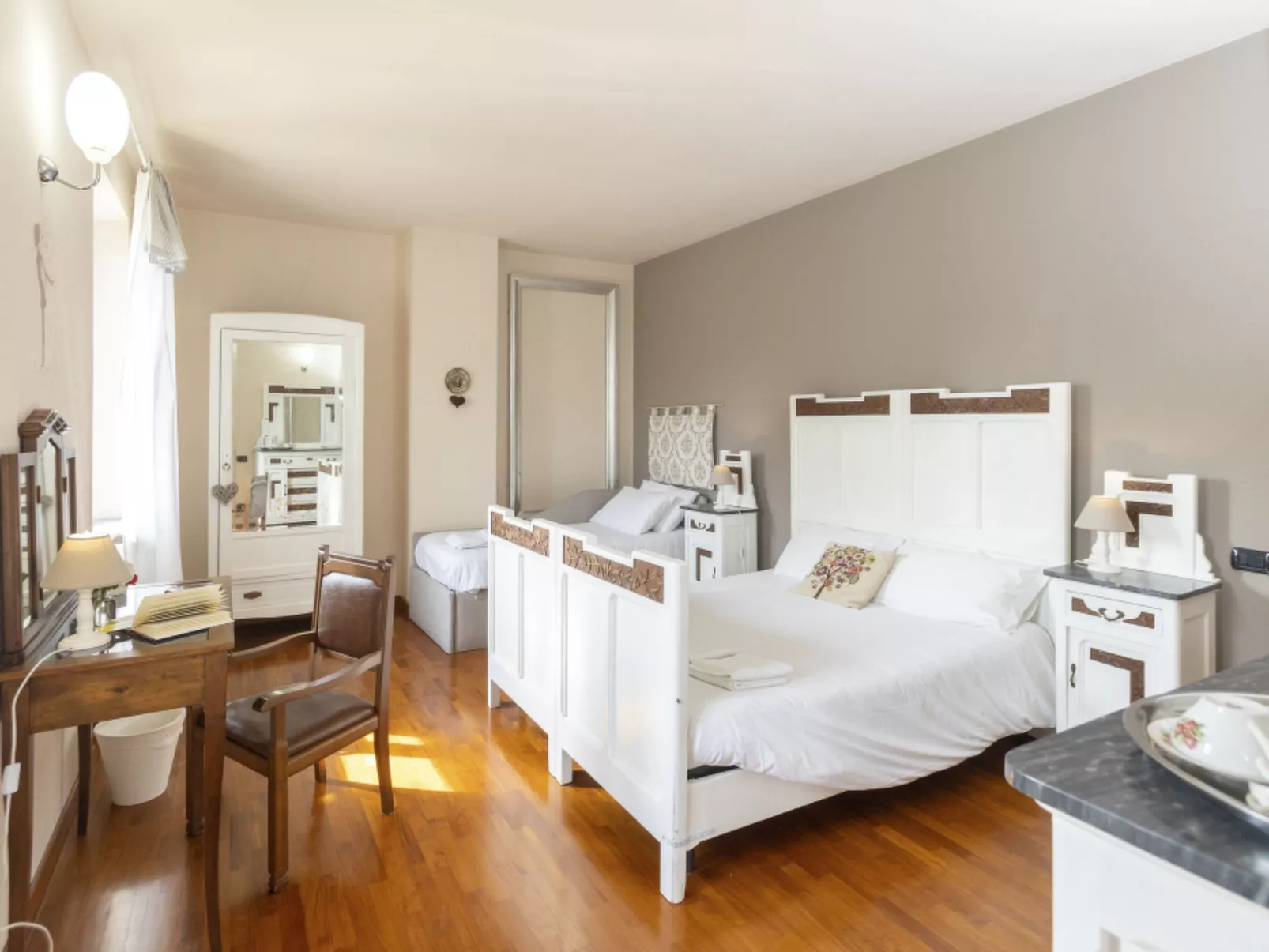 In Azzano D'asti mit Kleiner Terrasse - Image-tags.info