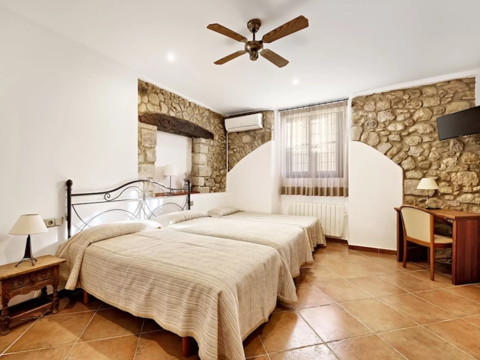 Landhaus, 8 Zimmer mit Bad, Schwimmbad, Tennis - Binnen