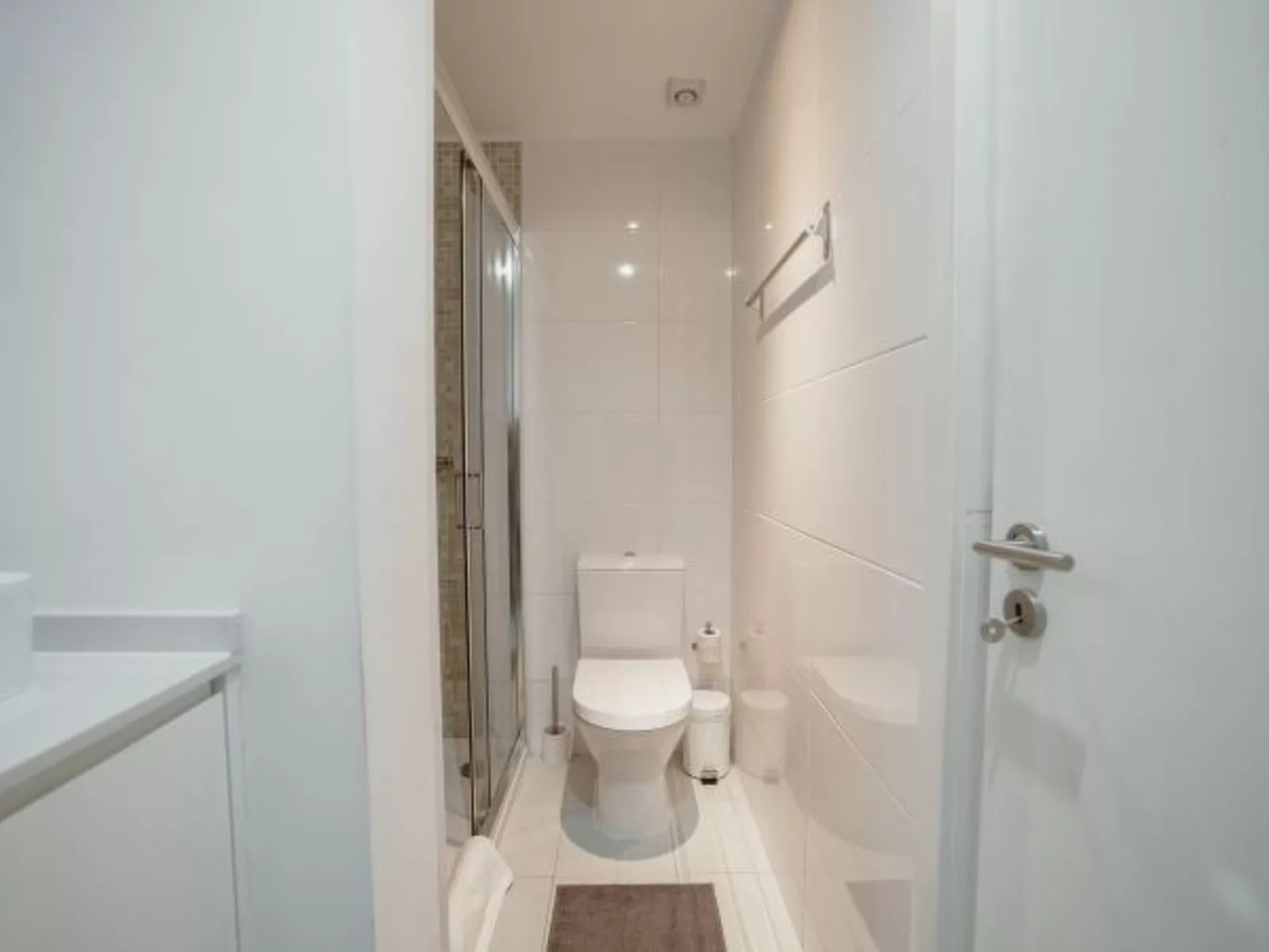 DOWNTOWN STYLISH APARTMENT & GARAGE by VACATIONY - Binnen